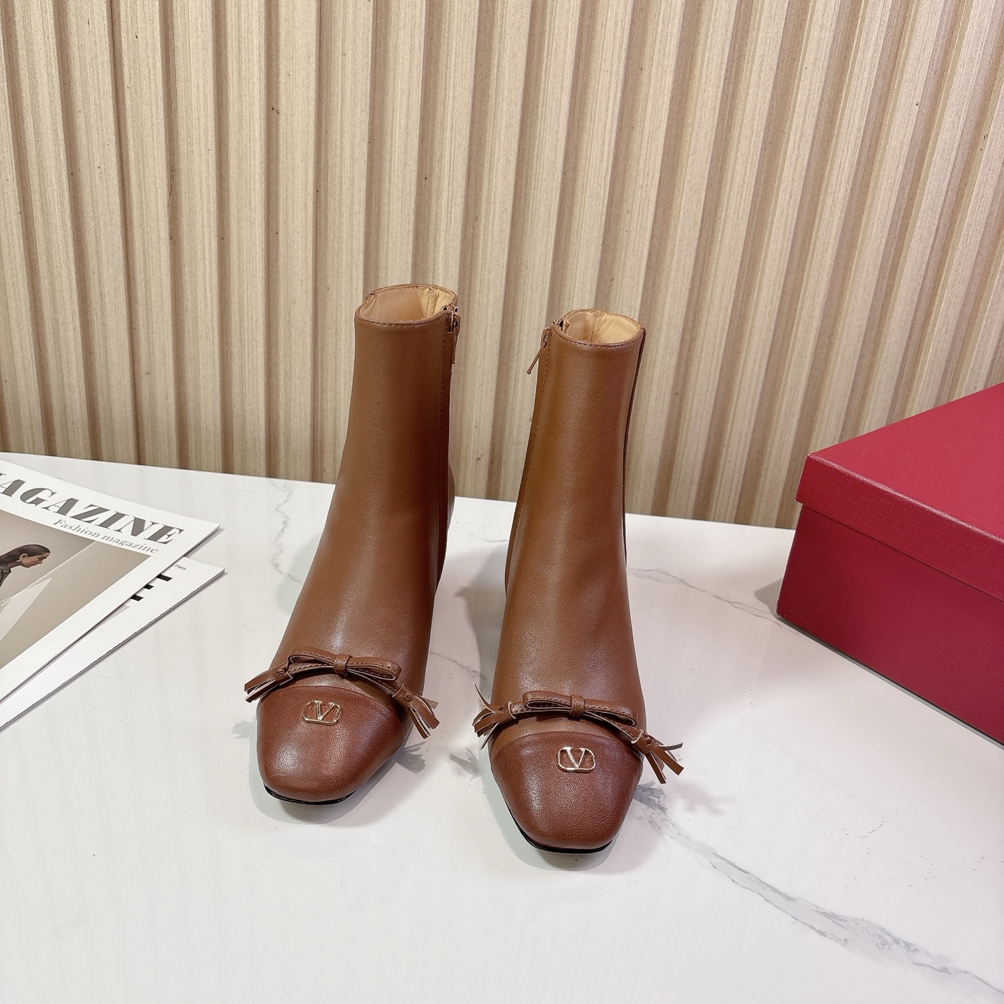 NO:491952,VALENTIN*O Warren*Tennu 25vs Autumn and Winter Counter Latest Fashion Boot Series... [Color-blocked bow boots] Woman Valentino loves simple and irresistible styles, and matches show unique styles of dressing, free mixing and matching, keeping up with the pace of European and American style fashion!  !  !  The top-level craftsmanship is perfectly presented, and the counter can be compared regardless of any detail. The best top-level goods can enter and exit the counter at will!  !  Fabric: Original custom cowhide color combination technology Inner: Original custom cowhide foot pad: Original custom cowhide Outsole: Original custom imported genuine leather outsole Heel height: 6cm Number of codes: 35-39 (40.41. Customized without return) Packaging: Original full package Color: Synchronous update of the official website, boots, valentino, valentino, boots, cowhide, Leather soles19860909VALENTIN*O华伦*天奴25vs秋冬专柜最新时装靴系列……【拼色蝴蝶结短靴】 华伦天奴女士钟爱简约又难以抗拒系,搭配展现与众不同的穿搭风格、自由混搭闪耀到位跟紧欧美风时尚步伐！！！ 顶级工艺质感完美呈现,无论任何细节均可对比专柜,最好级别的顶级货,随意进出专柜！！ 面料:原版定制牛皮拼色工艺 内里:原版定制牛皮 垫脚:原版定制牛皮 大底:原版定制进口真皮大底 跟高:6cm 码数:35-39（40.41.定制不退换） 包装:原版全套包装 颜色:官网同步更新,靴子,valentino,valentino,boots,cowhide,Leather soles,Women's Shoes