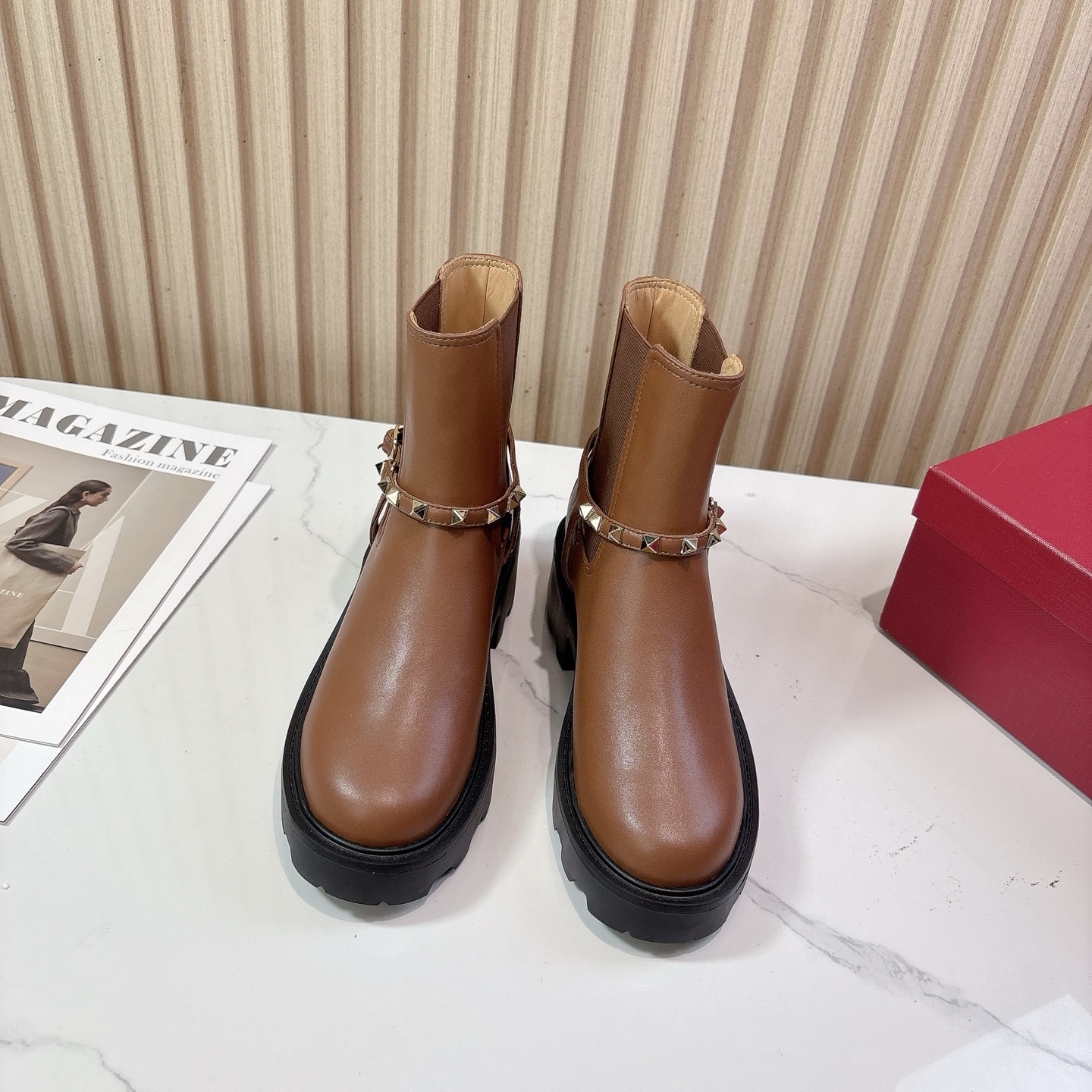 NO:491958,VALENTIN*O Warren*Tennu 25vs Autumn and Winter Counter Latest Fashion Boot Series... [Round toe elastic thick sole high boots] Warrentiannu Ms. loves simple and irresistible styles, and matches show unique styles of dressing, free mixing and matching, keeping up with the European and American style fashion pace!  !  !  The top-level craftsmanship is perfectly presented, and the counter can be compared regardless of any detail. The best top-level goods can enter and exit the counter at will!  !  Fabric: Original custom cowhide willow nail craftsmanship Inner: Original custom cowhide foot pad: Original custom cowhide Outsole: Original open mold light bubble molding bottom Heel height: 5cm Number of codes: 35-39 (40.41. Customized without return) Packaging: Original full package Color: Synchronous update of the official website, boots, valentino, valentino, boots, cowhide19860909VALENTIN*O华伦*天奴25vs秋冬专柜最新时装靴系列……【圆头松紧厚底高靴】 华伦天奴女士钟爱简约又难以抗拒系,搭配展现与众不同的穿搭风格、自由混搭闪耀到位跟紧欧美风时尚步伐！！！ 顶级工艺质感完美呈现,无论任何细节均可对比专柜,最好级别的顶级货,随意进出专柜！！ 面料:原版定制牛皮柳钉工艺 内里:原版定制牛皮 垫脚:原版定制牛皮 大底:原版开模轻泡成型底 跟高:5cm 码数:35-39（40.41.定制不退换） 包装:原版全套包装 颜色:官网同步更新,靴子,valentino,valentino,boots,cowhide,Women's Shoes