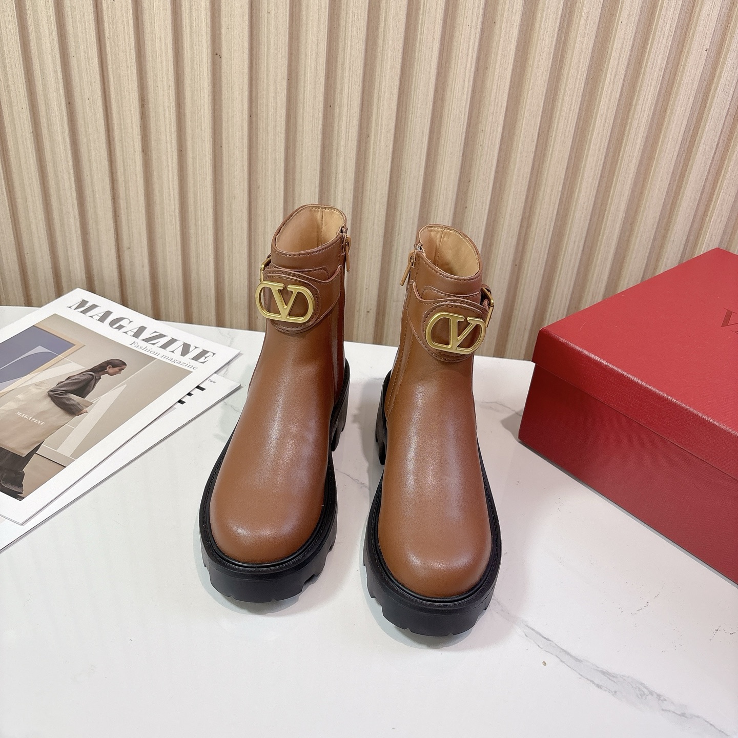 NO:491964,VALENTIN*O Warren*Tennu 25vs Autumn and Winter Counter Latest Fashion Boot Series... [Round toe zipper thick sole high boots] Woman Valentino loves simple and irresistible styles, and matches show unique styles of dressing, free mixing and matching, keeping up with the pace of European and American style fashion!  !  !  The top-level craftsmanship is perfectly presented, and the counter can be compared regardless of any detail. The best top-level goods can enter and exit the counter at will!  !  Fabric: Original custom cowhide custom original V-shaped buckle Inner: Original custom cowhide foot pad: Original custom cowhide Outsole: Original open mold light foam molding bottom Heel height: 5cm Number of codes: 35-39 (40.41. Customized without return) Packaging: Original full set of packaging Color: Synchronous update of official website, boots, valentino, valentino, boots, cowhide19860909VALENTIN*O华伦*天奴25vs秋冬专柜最新时装靴系列……【圆头拉链厚底高靴】 华伦天奴女士钟爱简约又难以抗拒系,搭配展现与众不同的穿搭风格、自由混搭闪耀到位跟紧欧美风时尚步伐！！！ 顶级工艺质感完美呈现,无论任何细节均可对比专柜,最好级别的顶级货,随意进出专柜！！ 面料:原版定制牛皮定制原版V字扣 内里:原版定制牛皮 垫脚:原版定制牛皮 大底:原版开模轻泡成型底 跟高:5cm 码数:35-39（40.41.定制不退换） 包装:原版全套包装 颜色:官网同步更新,靴子,valentino,valentino,boots,cowhide,Women's Shoes