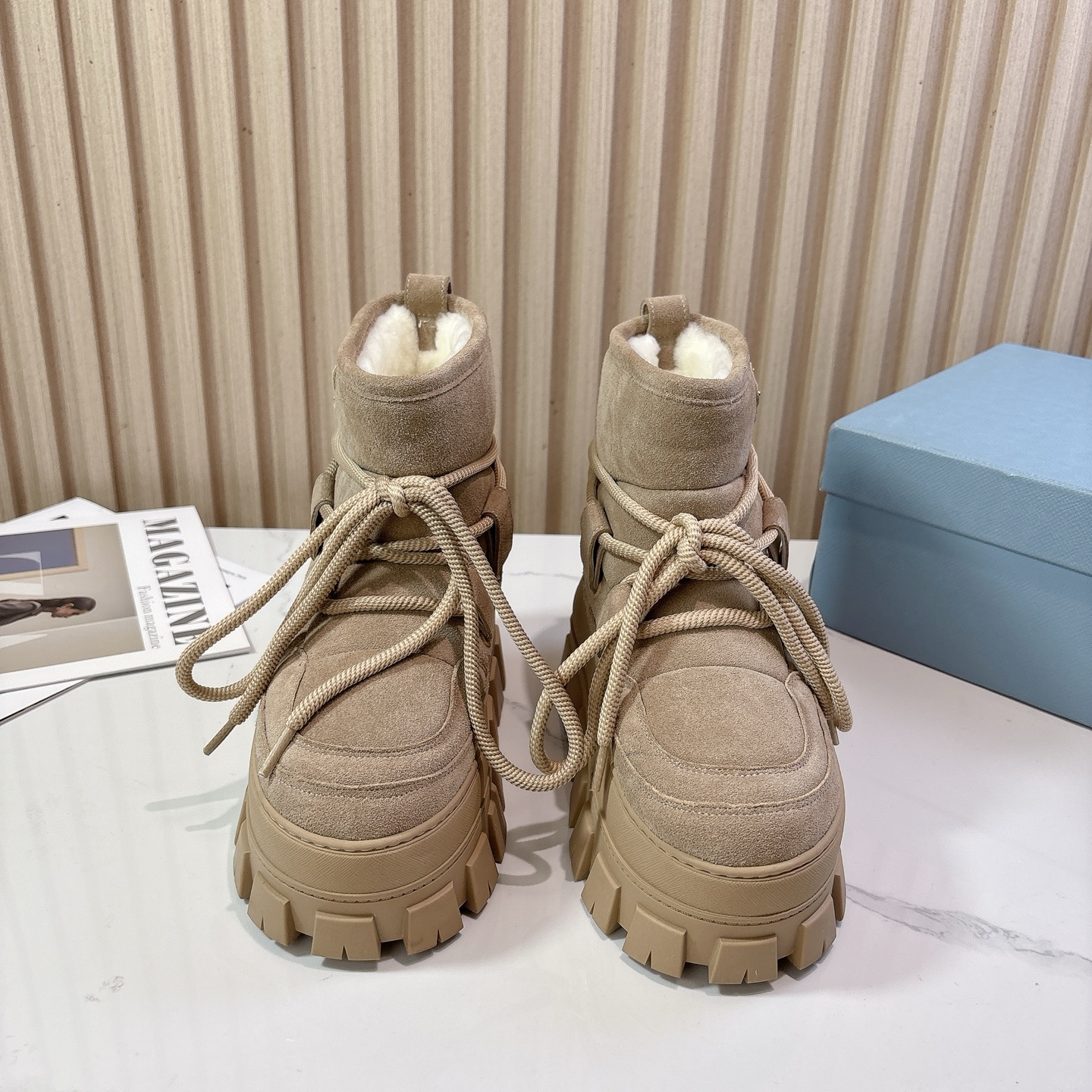 NO:559535,Prada / Prada / ski boots / snow boots 24 autumn and winter latest snow boots!  The wool collar echoes the design up and down!  The Prada brand logo is outlined to highlight the high-end atmosphere!  Made of sheepskin lining imported from Australia, the warmth retention effect is great in winter. The fabric is two-layer frosted cowhide/sheepskin. The lining is sheepskin imported from Australia. The outsole is original Tpu film-absorbing outsole. size 35-42 (customized at 40.41.42), boots, prada, prada, boots, cowhide, sheepskin.19860909Prada / 普拉达/滑雪靴/雪地靴 24秋冬最新款雪地靴！羊毛领口上下呼应设计！勾勒出普拉达品牌logo 凸显高端大气 ！采用澳洲进口羊皮毛内里,冬季保暖效果超赞 面料二层磨砂牛皮/羊皮 内里澳洲进口羊皮羊一体 大底原厂Tpu吸膜大底 size35-42（40.41.42定做）,靴子,prada,prada,boots,cowhide,sheepskin,Women's Shoes