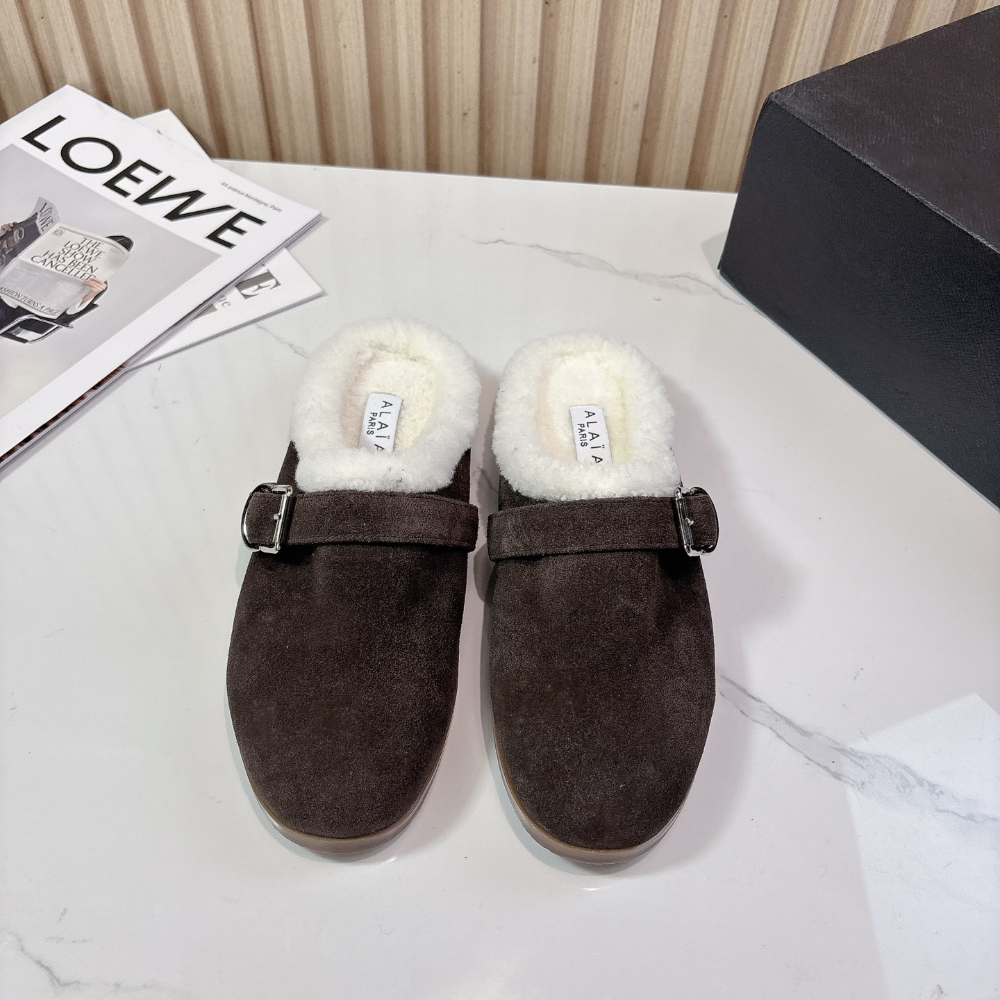 NO:577238,Wool Shoes Niche ALAIA 2025 vs Early Autumn Latest Wool Shoes Series... [Round-toe half-slip flat wool shoes] Alea has another sexy side. With different styles, different styles can be easily controlled, whether jeans, suit pants, or pleated skirts, it can upgrade your outfit to fashion, elegance and excellence... Fabric: Original custom cow lining: Original custom wool Foot: Original custom wool Outsole: Original open-molded rubber outsole  Size: 36-39 (35.40.41.42 customization is non-refundable) Packaging: original full set of packaging, half-shoes, alaia, skirts, jeans, business suit19860909毛鞋 小众ALAIA 2025vs早秋最新毛鞋系列……【圆头半拖平底毛鞋】 阿莱娅还有另外性感的一面 配上不同款式,不同风格都能轻松驾驭,无论牛仔裤,西装裤,还是百褶裙,都能将你的穿搭提升到时尚,优雅和卓越之中… 面料:原版定制牛猄 内里:原版定制羊毛 垫脚:原版定制羊毛 大底:原版开模橡胶大底 码数:36-39（35.40.41.42定制不退换） 包装:原版全套包装,半拖毛毛鞋,alaia,skirts,jeans,business suit,Women's Shoes