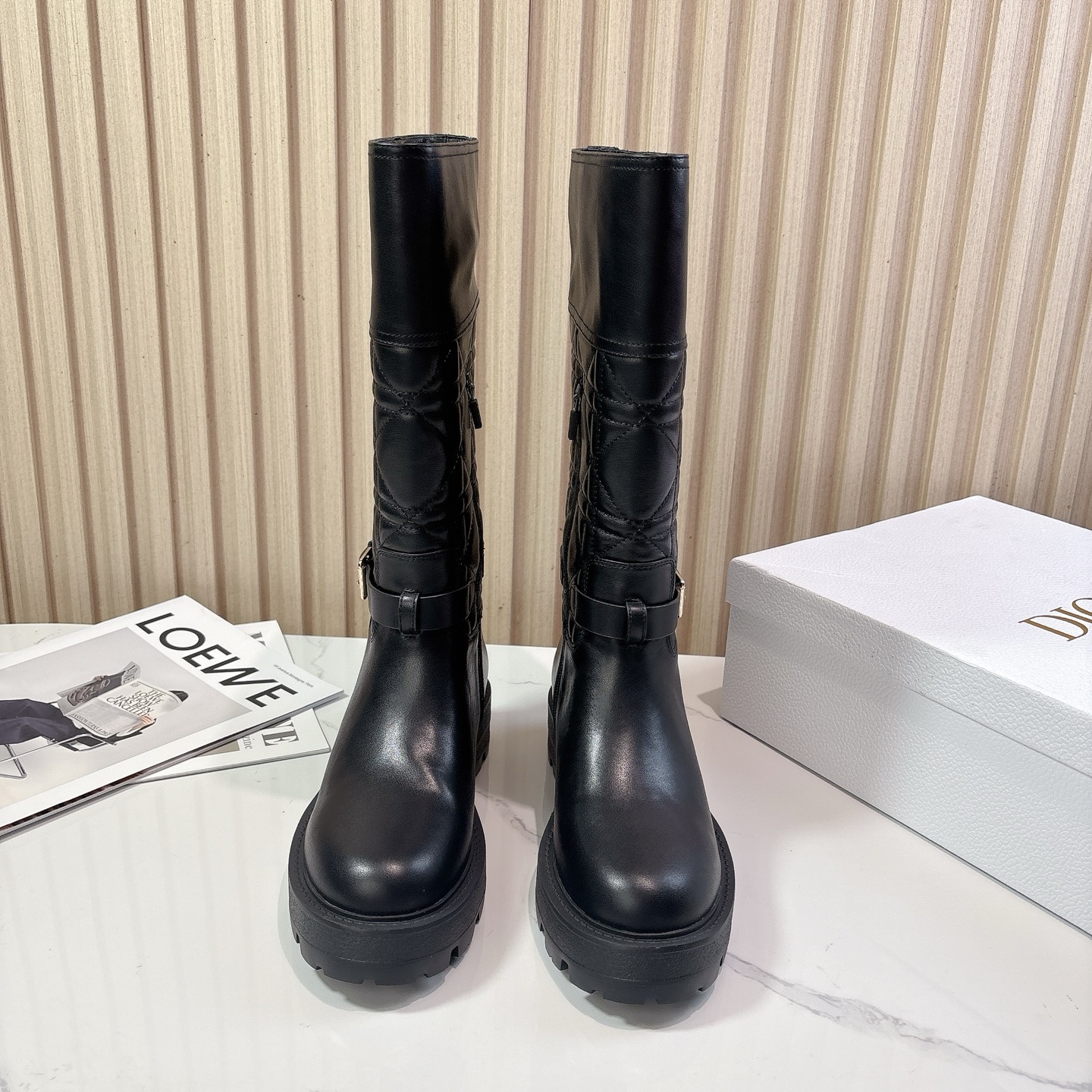 NO:577233,Leather surface DIO*R Dior 2025 vs early autumn classic hit D-Major series [retro round-toe electric embroidered high boots] The original replica, the details are completely different, the new retro technology electric embroidered weathervane, eye-catching at the time, simple and versatile... Fabric original cowhide metal logo craft Original custom sheepskin lining Original custom sheepskin outsole Original molded outsole Size 35-39 (40.41 customization is not returnable)  Packaging original full set of packaging, boots, dior, dior, boots, cowhide, sheepskin19860909皮面 DIO*R迪奥2025vs早秋经典爆款D-Major系列【复古圆头电绣高靴】 原版复刻,细节完全区别,全新复古科技电绣风向标,时间抢眼,简约百搭不平凡…… 面料原版牛皮金属logo工艺 内里原版定制羊皮 垫脚原版定制羊皮 大底原版开模成型大底 码数35—39（40.41定制不退换） 包装原版全套包装,靴子,dior,dior,boots,cowhide,sheepskin,Women's Shoes