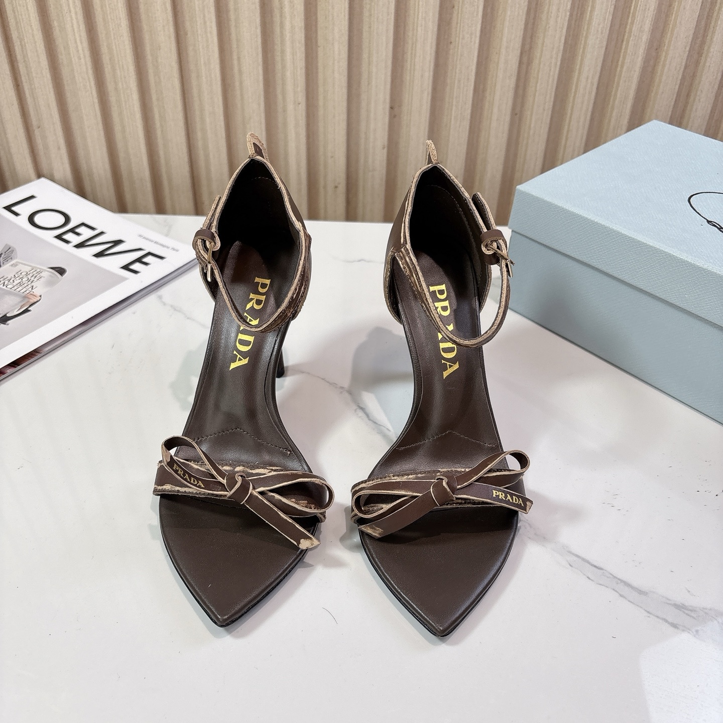 NO:577221,PRA*D Pra*da 2025vs latest catwalk hot fashion sandals series... [Pointed bow high-heeled sandals]  PRADA's spring and summer T-stage catwalk show is the same style as 'Dream Never Sleeps'. Prada can use it on important occasions. The fresh style has a bit of nobility and is perfect on the feet. When worn with this shoe, it is elegant and crystal clear, regardless of the material of various accessories.  , all are exclusively customized one to one, and must be zero distance from the original version. The entire series is full of exciting and unexpected combinations of elements, different materials, textures of fabrics, and a strong artistic atmosphere, allowing you to appreciate the ever-changing style of Prada girls...  Upper: Original customized cowhide bow crafts Lining: Original customized sheepskin Foot pads: Original customized sheepskin Outsole: Original customized leather outsole Heel height: 8.5cm Packaging: Original full set of packaging Code number: 35-39 (34.40.41.42 customized non-returnable), high heels and sandals, prada, prada, sandals, high heels, cowhide, sheepskin, Leather soles19860909PRA*D普拉*达2025vs最新走秀爆款时装凉鞋系列 ……【尖头蝴蝶结高跟凉鞋】 PRADA春夏T台走秀网红同款＂造梦不夜城＂,Prada能在重要场合上用得上了,小清新风带点贵气的感觉,上脚非常完美,穿搭配上此鞋,优雅大方,晶莹剔透,无论各种配件材质,都是独家一比一定制,必做到原版零距离,整个系列都充满了令人兴奋和意外的元素结合,不同的材质,肌理的面料的表现,具有极浓的艺术气息,让你领略Prada女孩的百变风格…… 鞋面:原版定制牛皮蝴蝶结工艺 内里:原版定制羊皮 垫脚:原版定制羊皮 大底:原版定制真皮大底 跟高:8.5cm 包装:原版全套包装 码数:35-39(34.40.41.42定制不退换）,高跟鞋凉鞋,prada,prada,sandals,high heels,cowhide,sheepskin,Leather soles,Women's Shoes