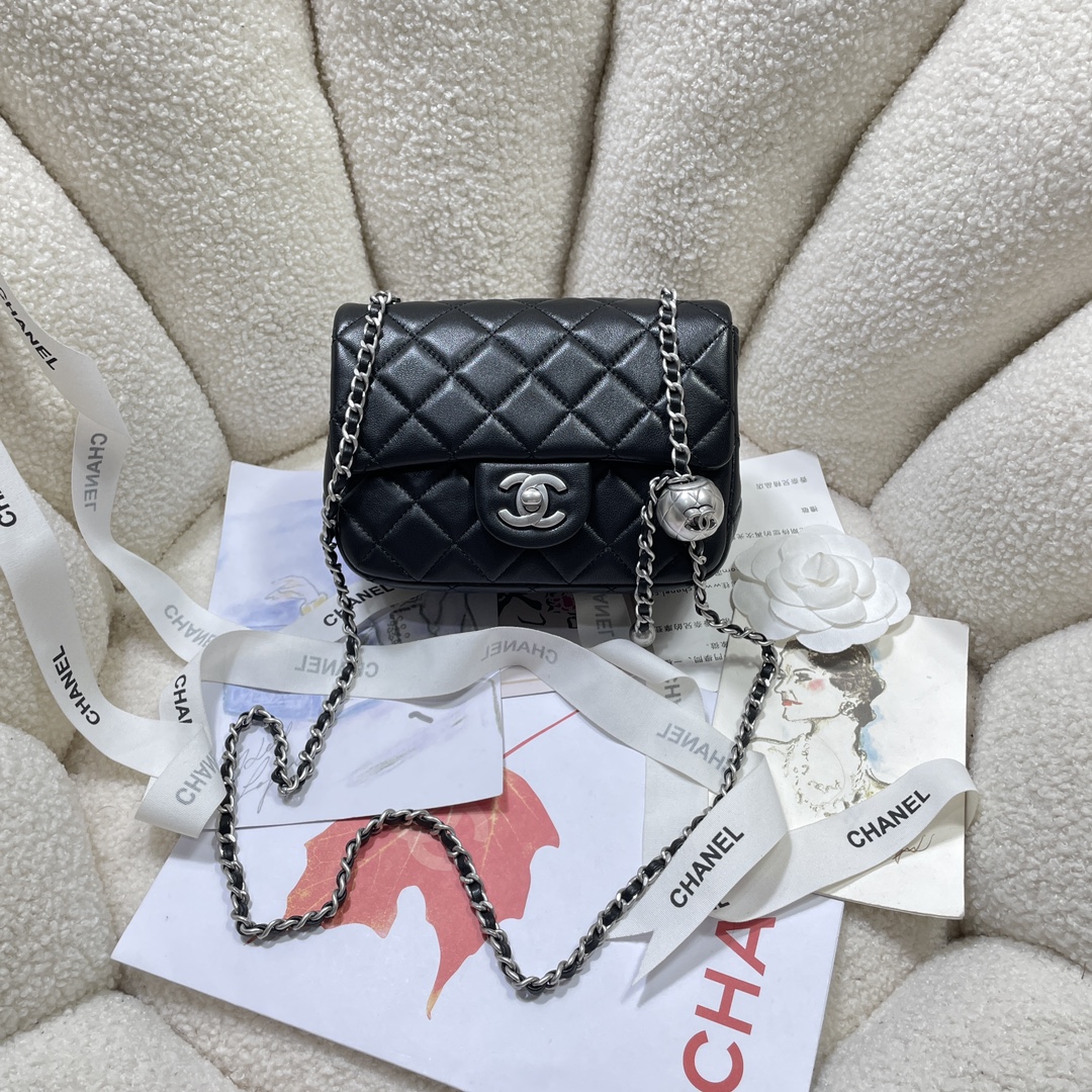 Bolso Mini CF Chanel con Cadena Ajustable y Detalle de Esfera Plateada