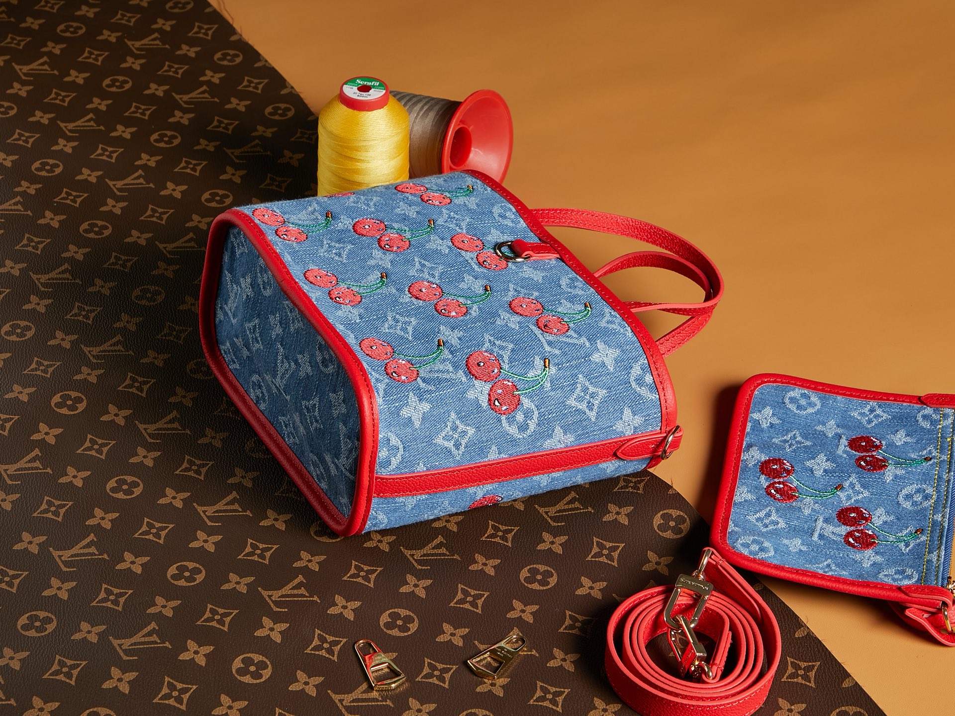 【顶级原单 独家实拍 动态163】M14997 对版刺绣 本款 Neverfull Inside Out BB 手袋出自路易威登 x 村上隆跨界合作复刻系列，为 Monogram 丹宁布包身勾勒明丽牛皮革饰边，以瞩目笔触诠释灵动格调。绚丽樱桃刺绣致意日本艺术家的鲜明风格，可拆卸丹宁拉链袋完善设计。26.5 x 16.5 x 11.0 厘米 (长 x 高 x 宽)
	•	粒面牛皮革
	•	牛皮革饰边
	•	Monogram Cherry 丹宁织物内衬
	•	金属件
	•	钩扣开合
	•	可拆卸拉链袋
	•	可收纳智能手机、耳机、Rosalie 零钱包和钥匙
	•	肩带：可拆卸，不可调节
	•	包带半长：50.0 厘米
	•	手柄：双手柄