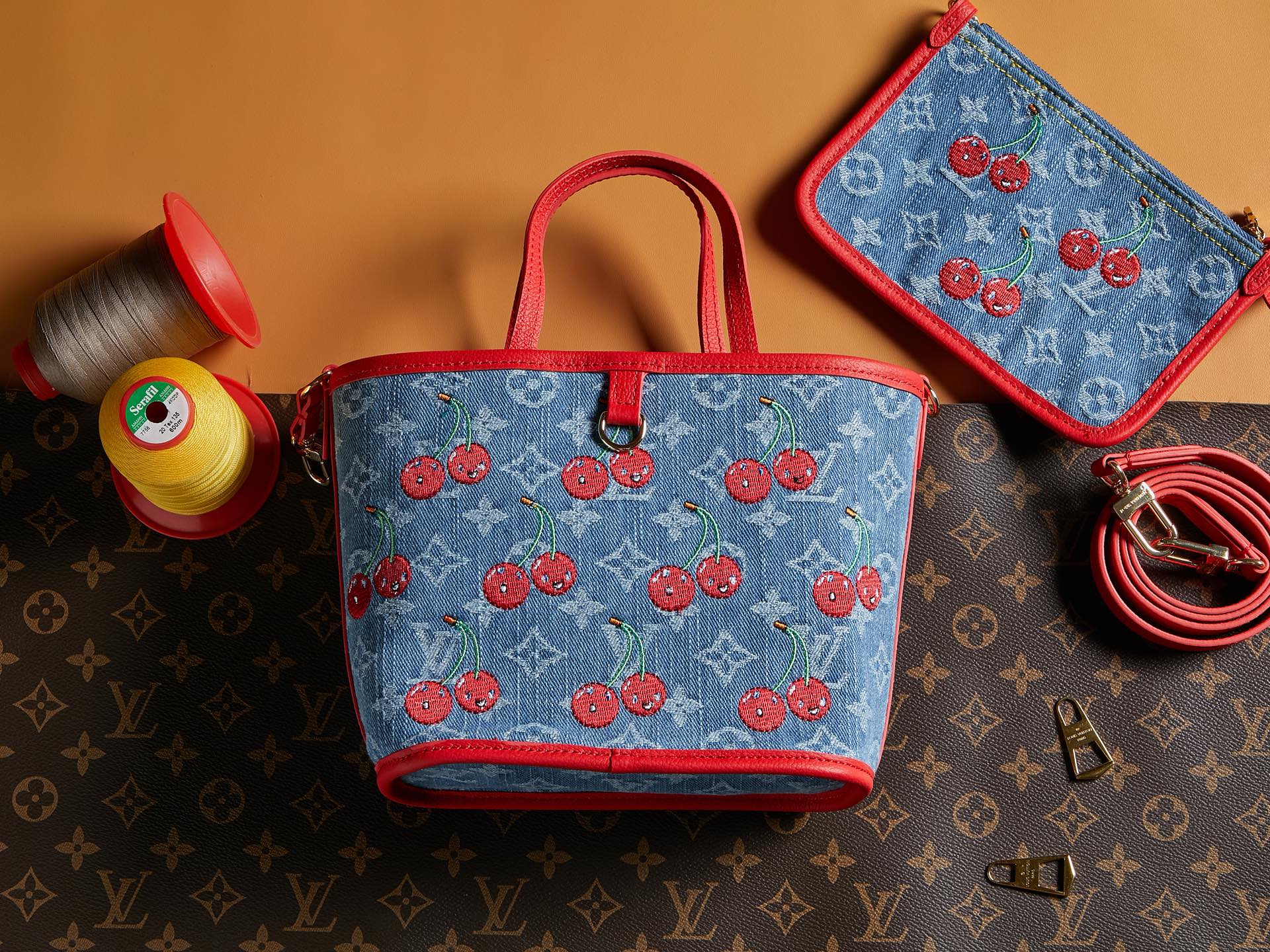 【顶级原单 独家实拍 动态163】M14997 对版刺绣 本款 Neverfull Inside Out BB 手袋出自路易威登 x 村上隆跨界合作复刻系列，为 Monogram 丹宁布包身勾勒明丽牛皮革饰边，以瞩目笔触诠释灵动格调。绚丽樱桃刺绣致意日本艺术家的鲜明风格，可拆卸丹宁拉链袋完善设计。26.5 x 16.5 x 11.0 厘米 (长 x 高 x 宽)
	•	粒面牛皮革
	•	牛皮革饰边
	•	Monogram Cherry 丹宁织物内衬
	•	金属件
	•	钩扣开合
	•	可拆卸拉链袋
	•	可收纳智能手机、耳机、Rosalie 零钱包和钥匙
	•	肩带：可拆卸，不可调节
	•	包带半长：50.0 厘米
	•	手柄：双手柄