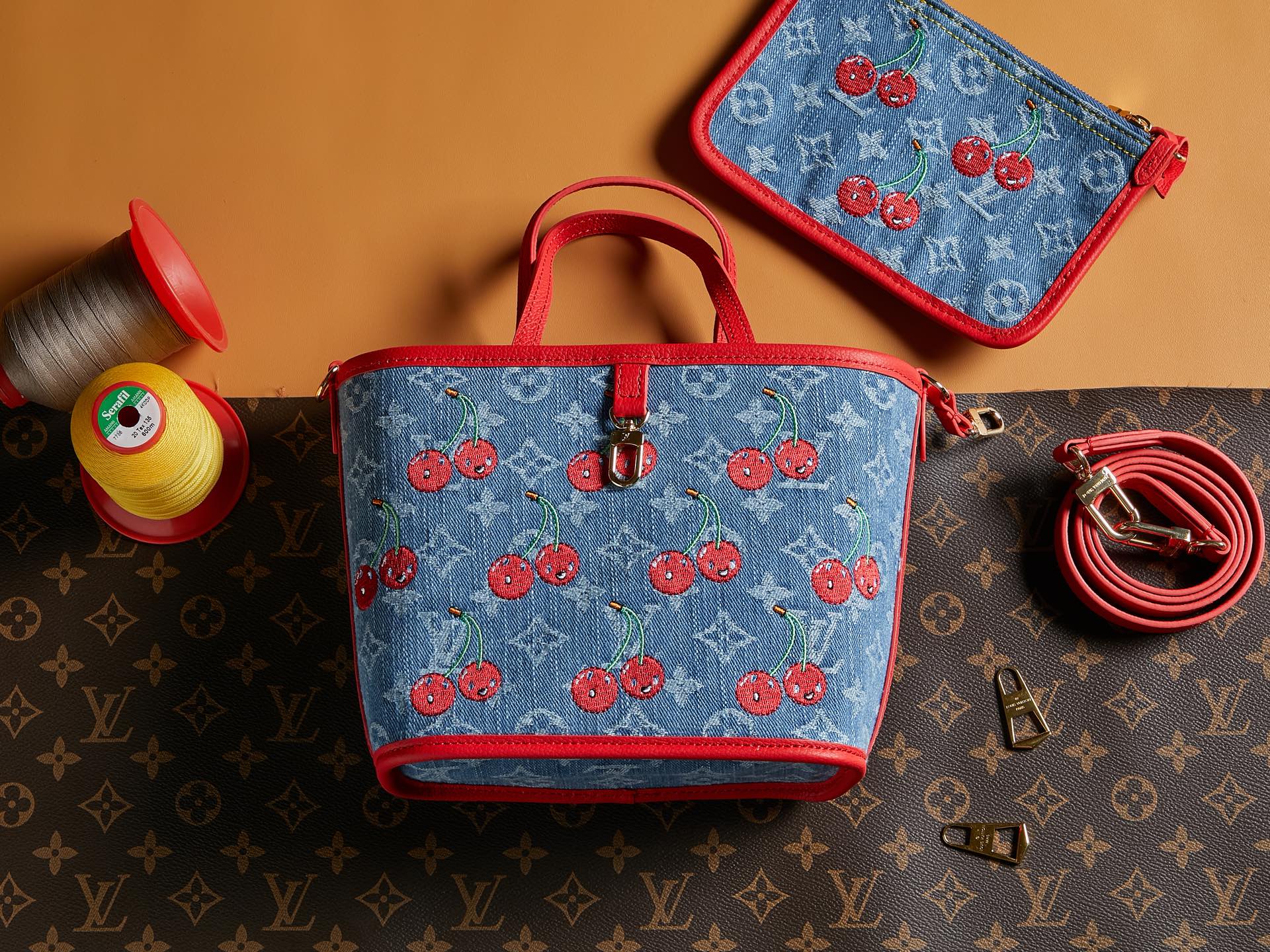 【顶级原单 独家实拍 动态163】M14997 对版刺绣 本款 Neverfull Inside Out BB 手袋出自路易威登 x 村上隆跨界合作复刻系列，为 Monogram 丹宁布包身勾勒明丽牛皮革饰边，以瞩目笔触诠释灵动格调。绚丽樱桃刺绣致意日本艺术家的鲜明风格，可拆卸丹宁拉链袋完善设计。26.5 x 16.5 x 11.0 厘米 (长 x 高 x 宽)
	•	粒面牛皮革
	•	牛皮革饰边
	•	Monogram Cherry 丹宁织物内衬
	•	金属件
	•	钩扣开合
	•	可拆卸拉链袋
	•	可收纳智能手机、耳机、Rosalie 零钱包和钥匙
	•	肩带：可拆卸，不可调节
	•	包带半长：50.0 厘米
	•	手柄：双手柄