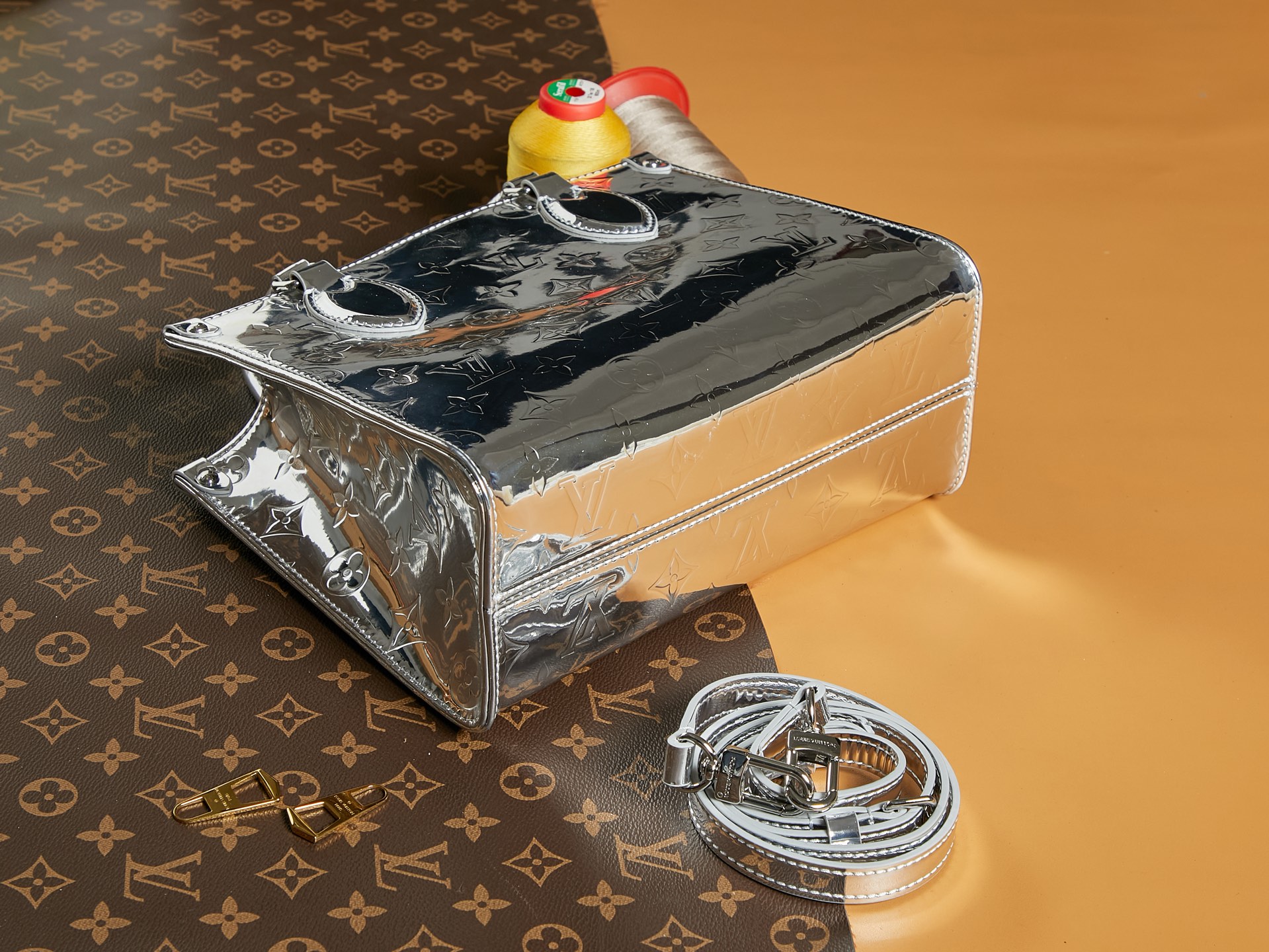 【顶级原单 独家实拍 动态163】M26373银色
本款 OnTheGo 小号手袋以 Monogram Miroir 版本加入 LV Ski 系列。覆膜帆布确保经久耐用。Silver 色调与同色金属件共释熠熠光芒。内置口袋可收纳小书等日常用品。
19 x 11.5 x 25 厘米
(高 x 宽 x 长度)
涂层帆布
涂层帆布饰边
织物内衬(棉和聚酯纤维)
金属件
按扣开合
拉链内贴袋
内贴袋
可收纳 6.7 寸智能手机、耳机、Sarah 长款钱夹、小书、钥匙和口红
肩带:可拆卸,不可调节
包带半长:51.0 厘米
手柄:双手柄