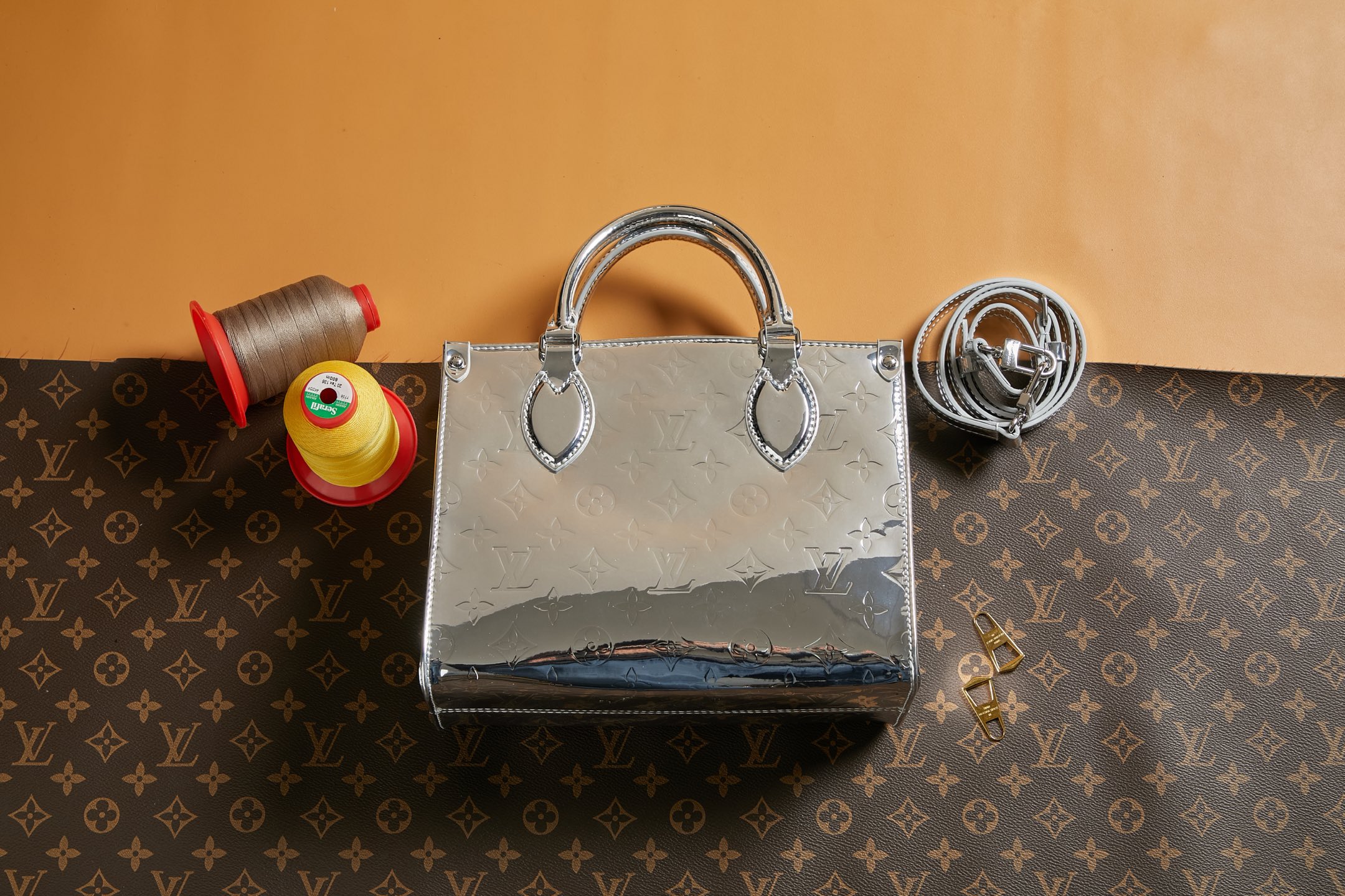 【顶级原单 独家实拍 动态163】M26373银色
本款 OnTheGo 小号手袋以 Monogram Miroir 版本加入 LV Ski 系列。覆膜帆布确保经久耐用。Silver 色调与同色金属件共释熠熠光芒。内置口袋可收纳小书等日常用品。
19 x 11.5 x 25 厘米
(高 x 宽 x 长度)
涂层帆布
涂层帆布饰边
织物内衬(棉和聚酯纤维)
金属件
按扣开合
拉链内贴袋
内贴袋
可收纳 6.7 寸智能手机、耳机、Sarah 长款钱夹、小书、钥匙和口红
肩带:可拆卸,不可调节
包带半长:51.0 厘米
手柄:双手柄