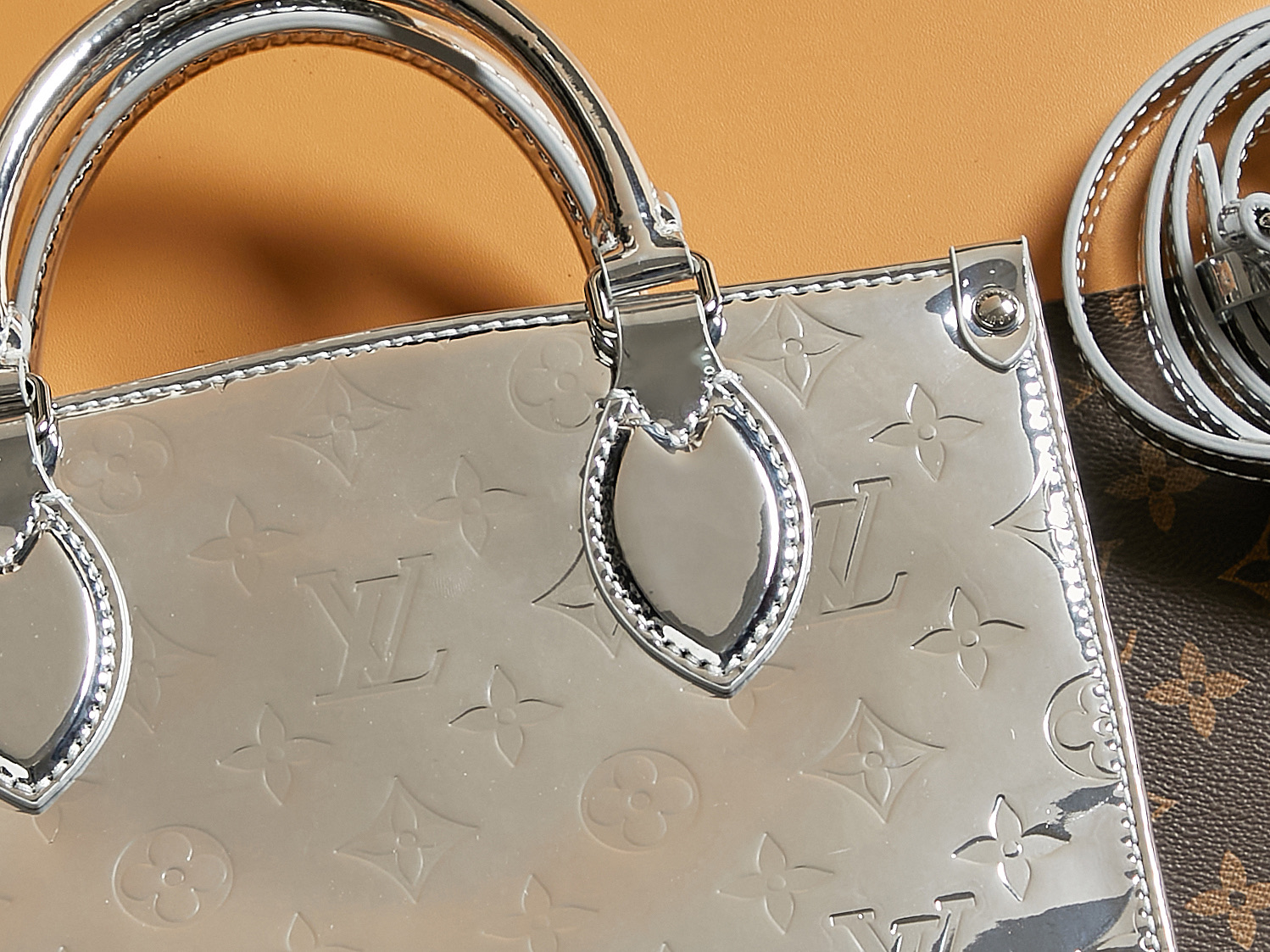 【顶级原单 独家实拍 动态163】M26373银色
本款 OnTheGo 小号手袋以 Monogram Miroir 版本加入 LV Ski 系列。覆膜帆布确保经久耐用。Silver 色调与同色金属件共释熠熠光芒。内置口袋可收纳小书等日常用品。
19 x 11.5 x 25 厘米
(高 x 宽 x 长度)
涂层帆布
涂层帆布饰边
织物内衬(棉和聚酯纤维)
金属件
按扣开合
拉链内贴袋
内贴袋
可收纳 6.7 寸智能手机、耳机、Sarah 长款钱夹、小书、钥匙和口红
肩带:可拆卸,不可调节
包带半长:51.0 厘米
手柄:双手柄