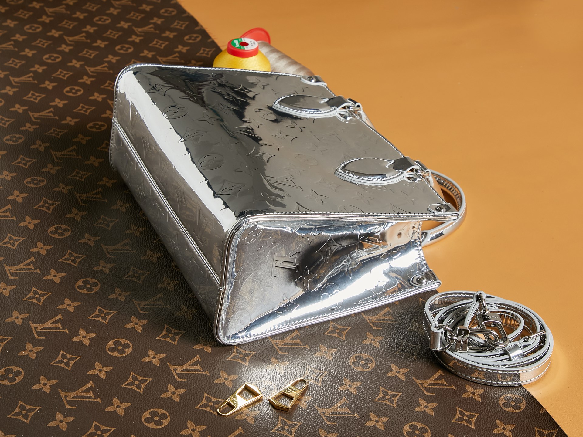 【顶级原单 独家实拍 动态163】M26373银色
本款 OnTheGo 小号手袋以 Monogram Miroir 版本加入 LV Ski 系列。覆膜帆布确保经久耐用。Silver 色调与同色金属件共释熠熠光芒。内置口袋可收纳小书等日常用品。
19 x 11.5 x 25 厘米
(高 x 宽 x 长度)
涂层帆布
涂层帆布饰边
织物内衬(棉和聚酯纤维)
金属件
按扣开合
拉链内贴袋
内贴袋
可收纳 6.7 寸智能手机、耳机、Sarah 长款钱夹、小书、钥匙和口红
肩带:可拆卸,不可调节
包带半长:51.0 厘米
手柄:双手柄