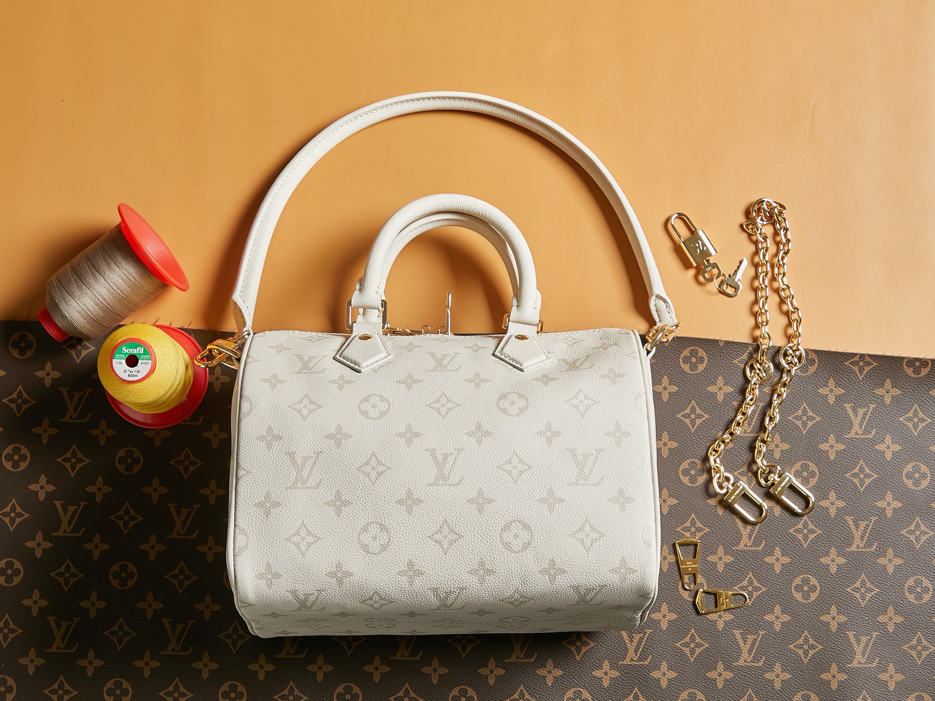 批💰750【顶级原单 独家实拍 163c01】进口皮 M26690白 26691棕 26486黑本款Speedy Bandoulière 25手袋以牛皮革缔造抱枕般的柔软触感，为 LV Bliss系列增添摩登一员。品牌经典Monogram图案采用三重数码印花技术重塑，珠宝般的Monogram 花卉链带闪烁莹泽光芒。25x18x13厘米
(长度x高x宽)	 	
进口牛皮革
牛皮革饰边织物内衬金属件
双拉链开合拉链内贴袋
可收纳智能手机、耳机、Zippy 钱夹、书籍、太阳眼镜和钥匙
手柄:双手柄