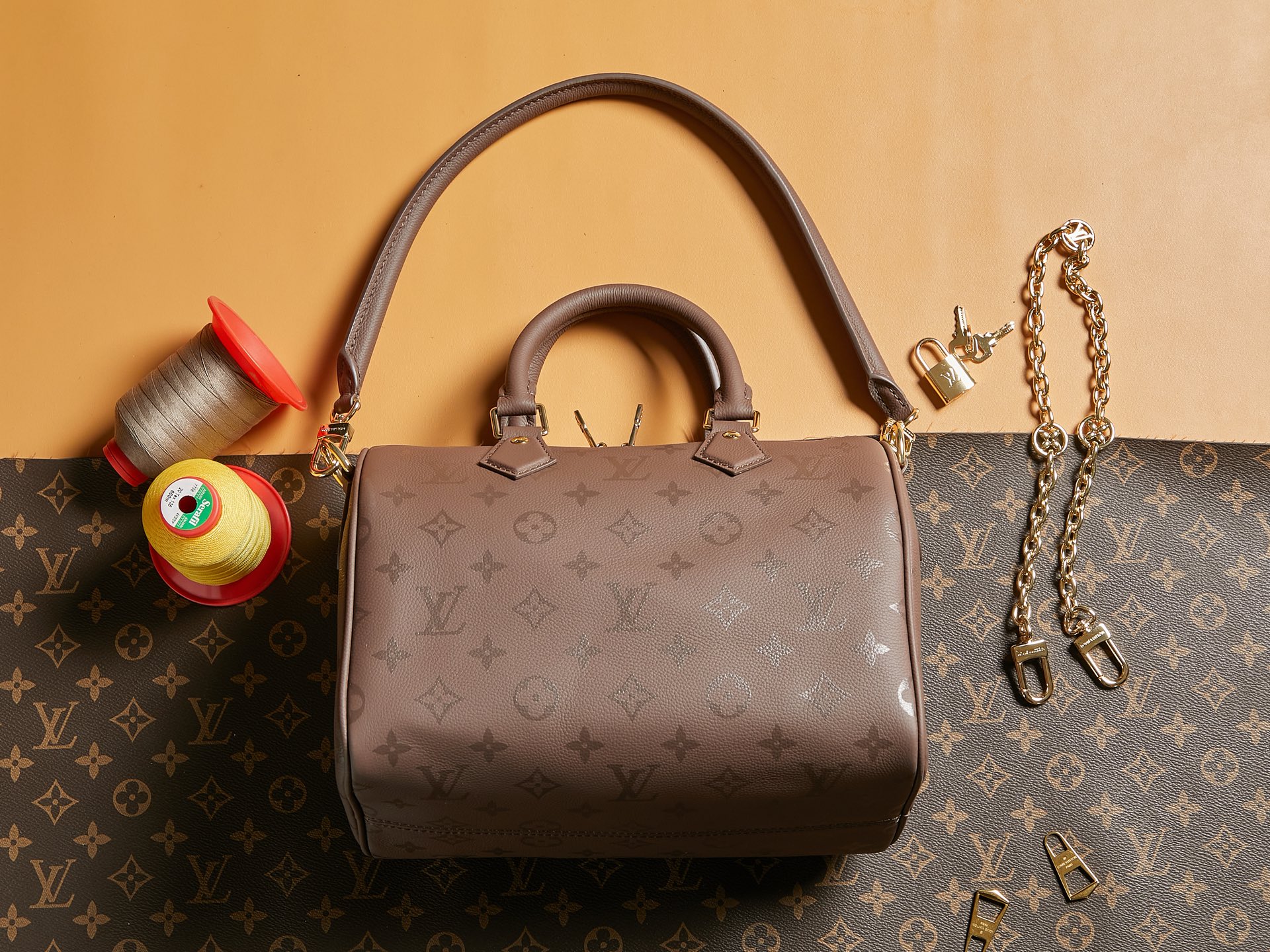 批💰750【顶级原单 独家实拍 163c01】进口皮 M26690白 26691棕 26486黑本款Speedy Bandoulière 25手袋以牛皮革缔造抱枕般的柔软触感，为 LV Bliss系列增添摩登一员。品牌经典Monogram图案采用三重数码印花技术重塑，珠宝般的Monogram 花卉链带闪烁莹泽光芒。25x18x13厘米
(长度x高x宽)	 	
进口牛皮革
牛皮革饰边织物内衬金属件
双拉链开合拉链内贴袋
可收纳智能手机、耳机、Zippy 钱夹、书籍、太阳眼镜和钥匙
手柄:双手柄