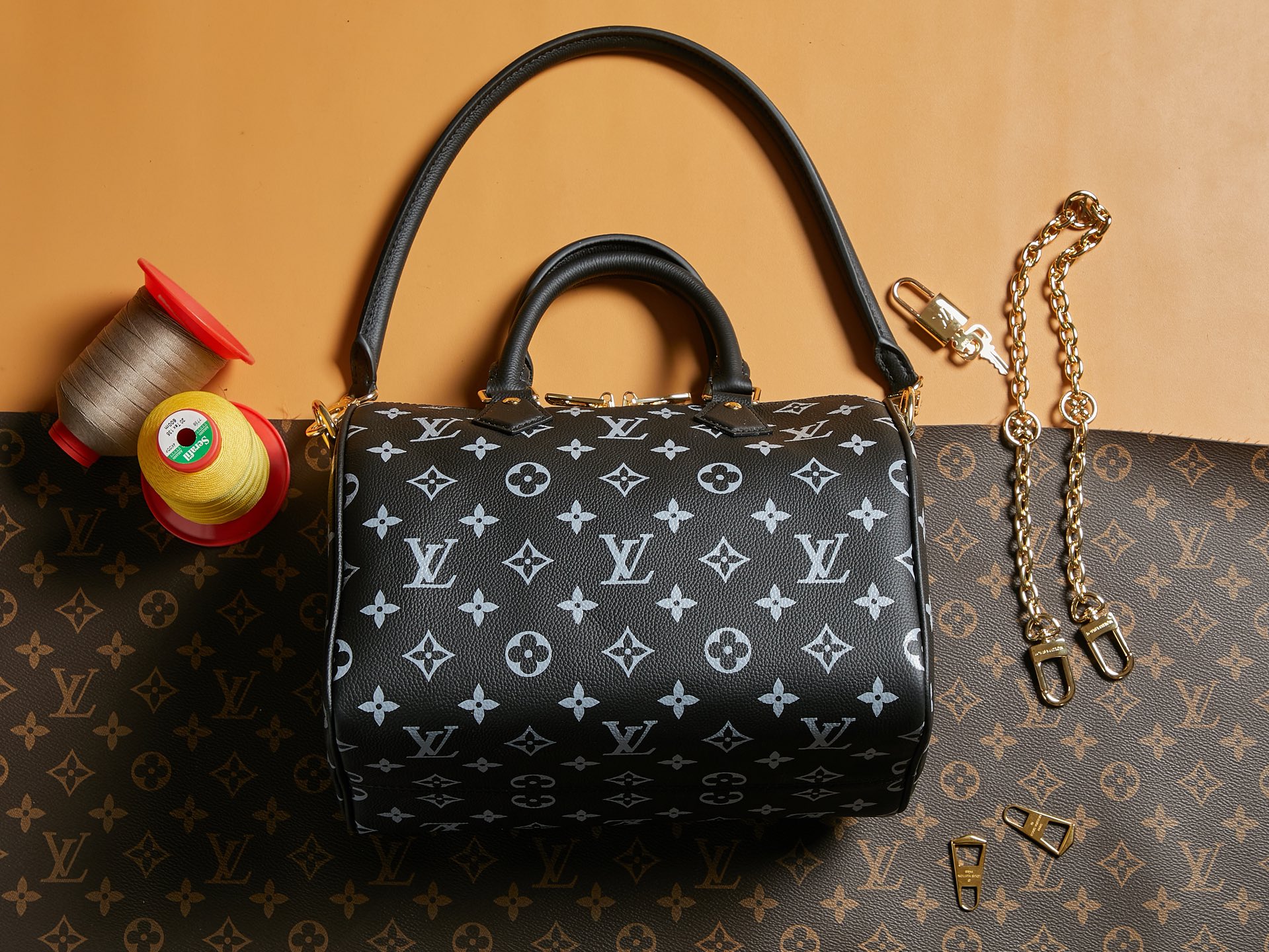 批💰750【顶级原单 独家实拍 163c01】进口皮 M26690白 26691棕 26486黑本款Speedy Bandoulière 25手袋以牛皮革缔造抱枕般的柔软触感，为 LV Bliss系列增添摩登一员。品牌经典Monogram图案采用三重数码印花技术重塑，珠宝般的Monogram 花卉链带闪烁莹泽光芒。25x18x13厘米
(长度x高x宽)	 	
进口牛皮革
牛皮革饰边织物内衬金属件
双拉链开合拉链内贴袋
可收纳智能手机、耳机、Zippy 钱夹、书籍、太阳眼镜和钥匙
手柄:双手柄