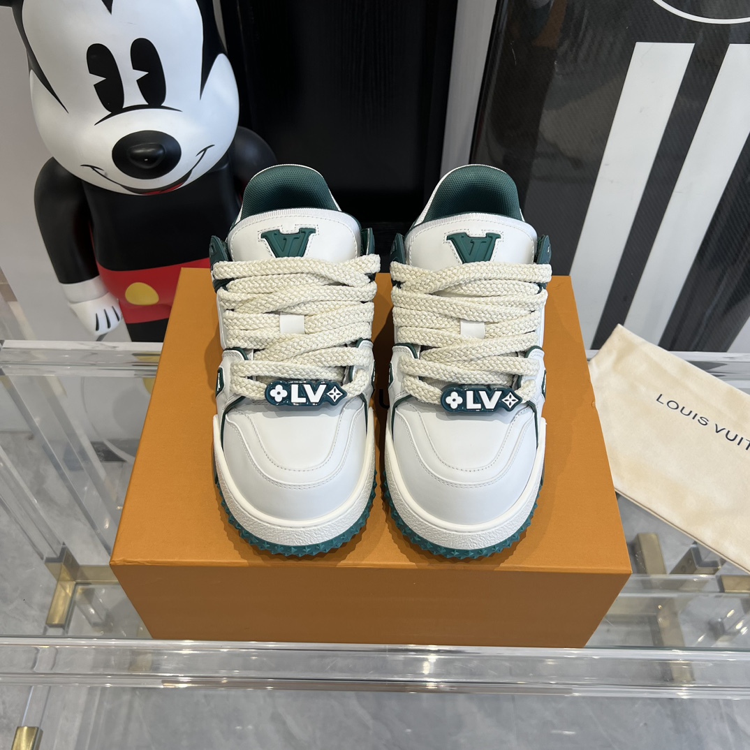 NO:171203,Louis Vuitton catwalk fat trainer bread shoes couple model fat trainer breaks the single change of color chubby super cute and interesting Incorporating more similar contour lines and car lines to Old Skool widened shoelaces with colorful DIY buckles and further exaggerating its full shoe body. The romantic and childlike innocence also highlights a bit of rebellious street meaning. The upper imported toe-layer calfskin, custom-made breathable net in the inner TPU outsole, size 35-44, casual shoes/sports shoes, louis vuitton, sneakers, cowhide19860909Louis Vuitton 走秀款胖丁trainer 面包鞋 情侣款 胖trainer打破颜色的单一变化 胖乎乎的超可爱有趣 融入了与Old Skool 更相似的轮廓线条与车线 加宽的鞋带 搭配彩色的DIY饰扣 并进一步的夸张化它的饱满鞋身 烂漫童真的同时还凸显了些许叛逆街头意味 鞋面进口头层小牛皮 内里定制透气网里 TPU大底 码数35-44,休闲鞋/运动鞋,louis vuitton,sneakers,cowhide,Women's Shoes