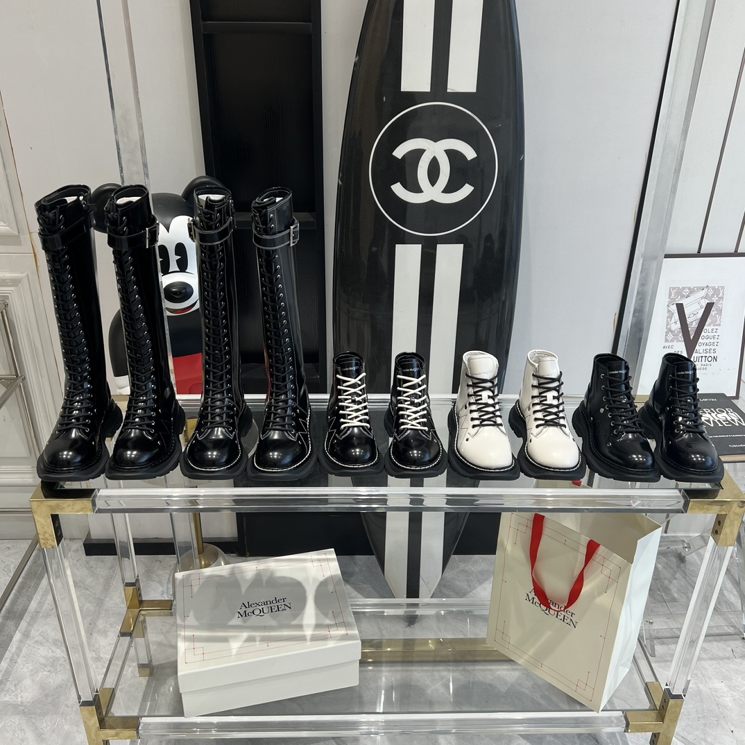 Alexander McQueen Classic Thick Martin Boots Review: Stars’ Favorite Muffin Bottom Boots - 图片 9