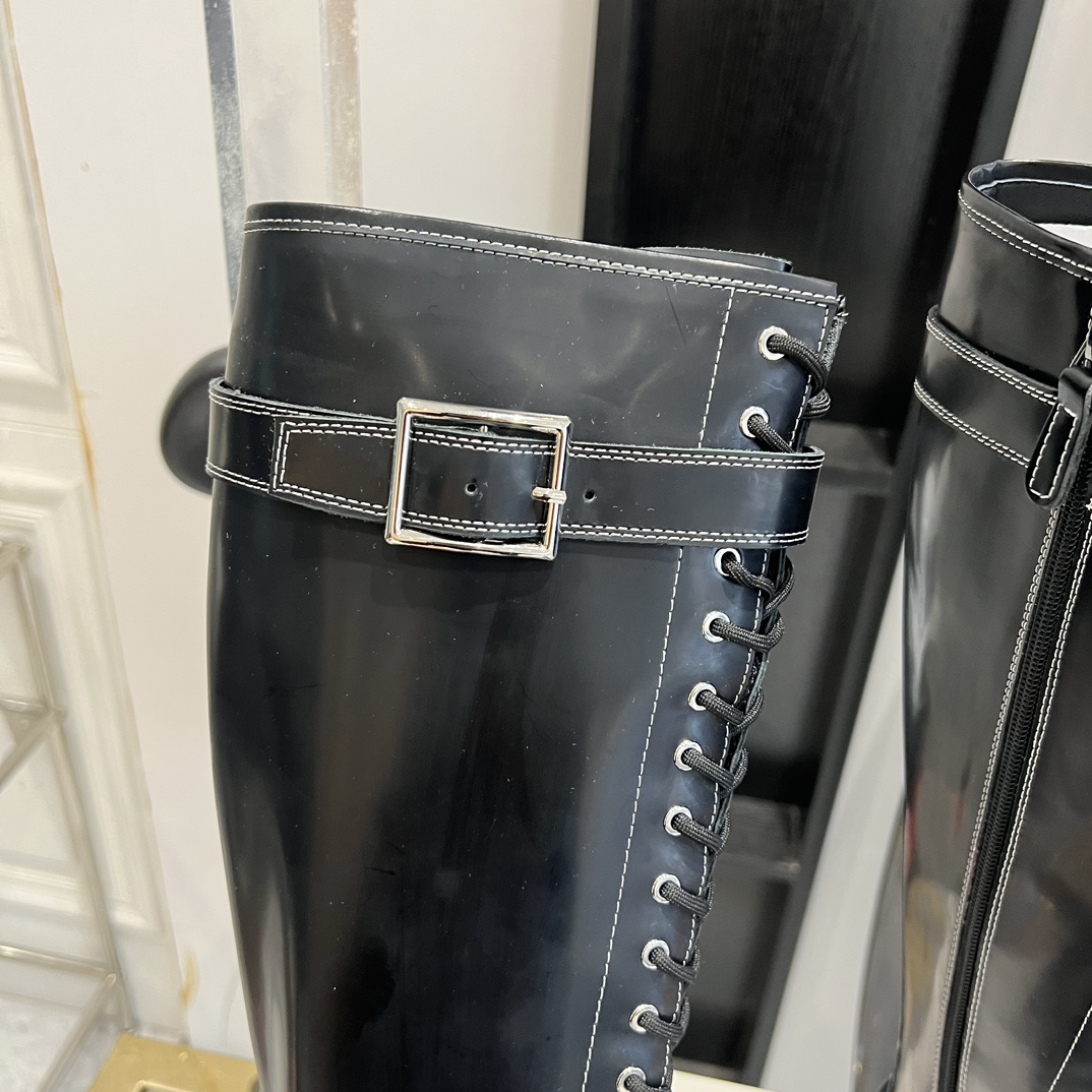 Alexander McQueen Classic Thick Martin Boots Review: Stars’ Favorite Muffin Bottom Boots - 图片 5