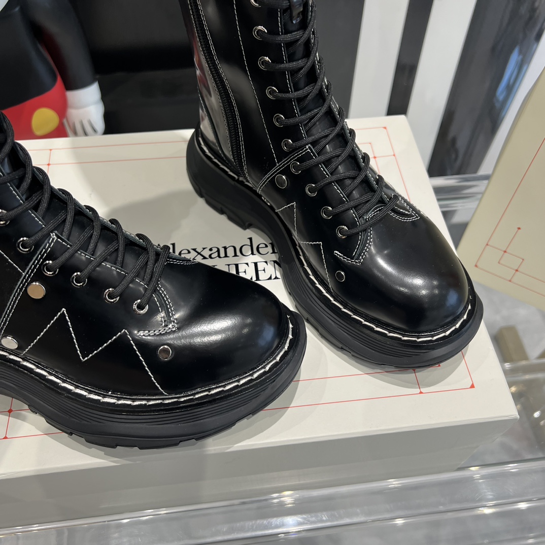 Alexander McQueen Classic Thick Martin Boots Review: Stars’ Favorite Muffin Bottom Boots - 图片 4