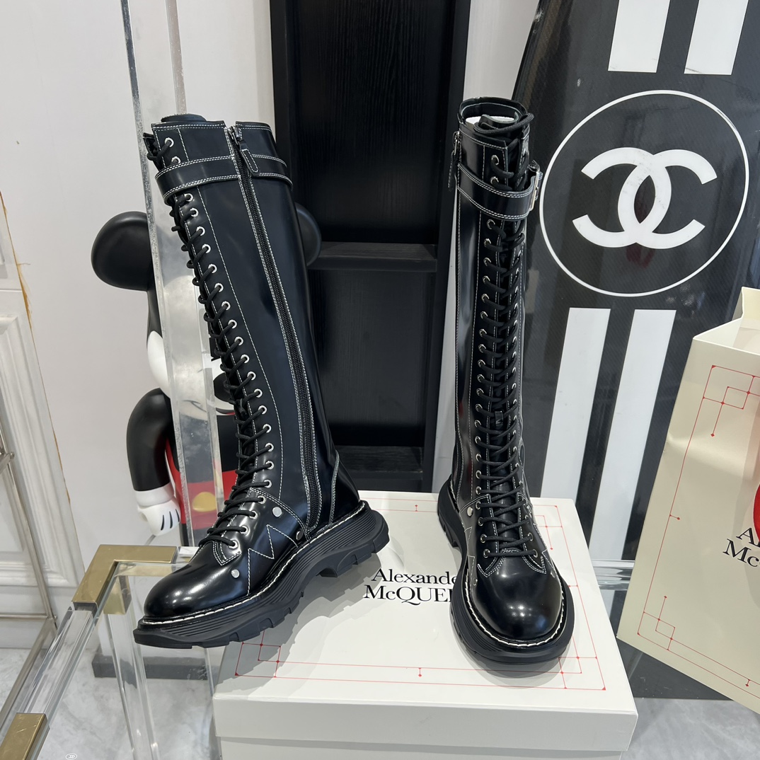 Alexander McQueen Classic Thick Martin Boots Review: Stars’ Favorite Muffin Bottom Boots - 图片 6