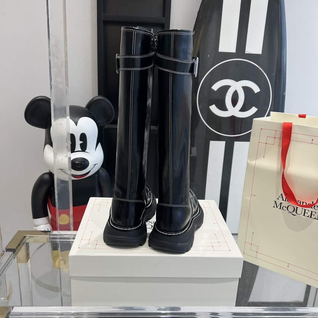 Alexander McQueen Classic Thick Martin Boots Review: Stars’ Favorite Muffin Bottom Boots - 图片 8