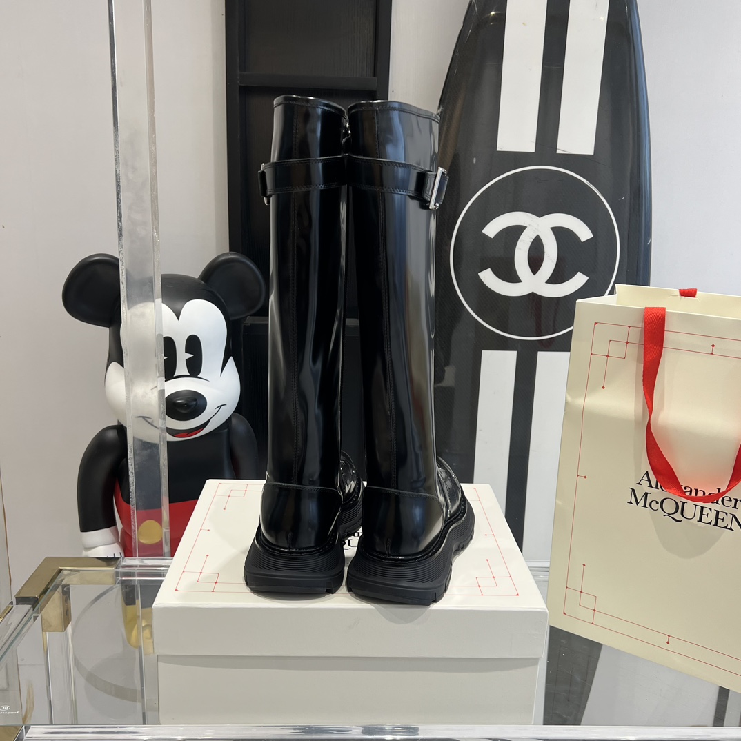 Alexander McQueen Classic Thick Martin Boots: Stars’ Favorite Muffin Bottom Loafers - 图片 9