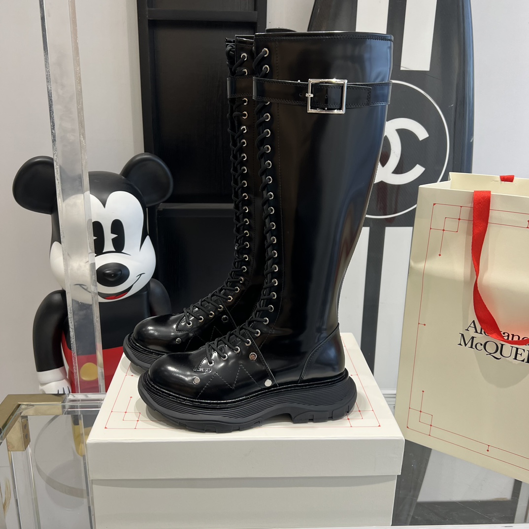 Alexander McQueen Classic Thick Martin Boots: Stars’ Favorite Muffin Bottom Loafers - 图片 2