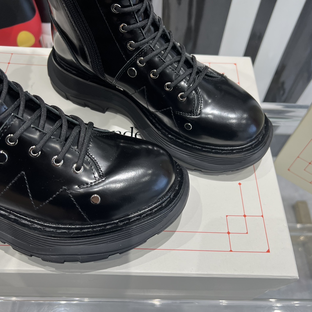 Alexander McQueen Classic Thick Martin Boots: Stars’ Favorite Muffin Bottom Loafers - 图片 4
