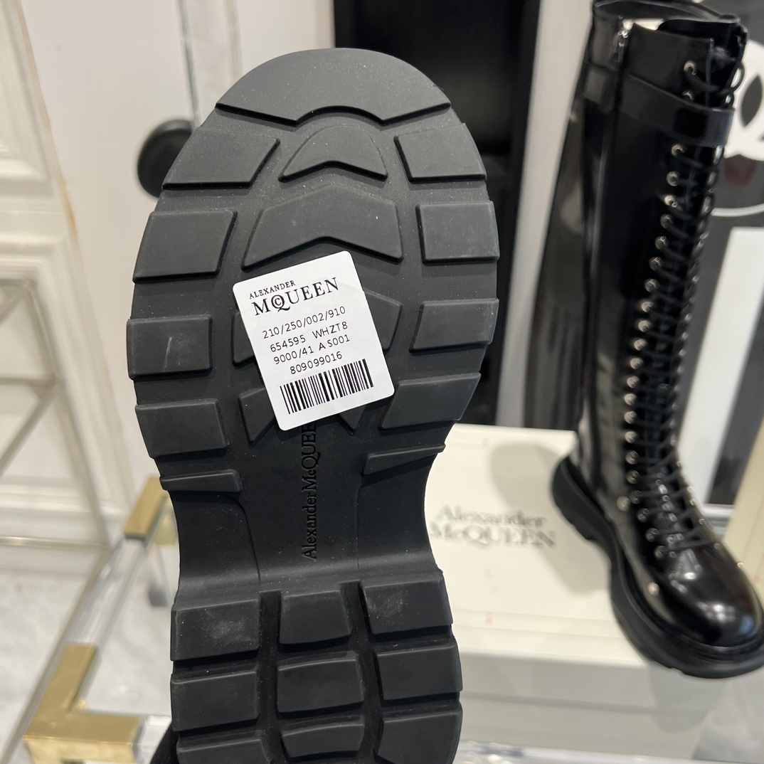 Alexander McQueen Classic Thick Martin Boots: Stars’ Favorite Muffin Bottom Loafers - 图片 5