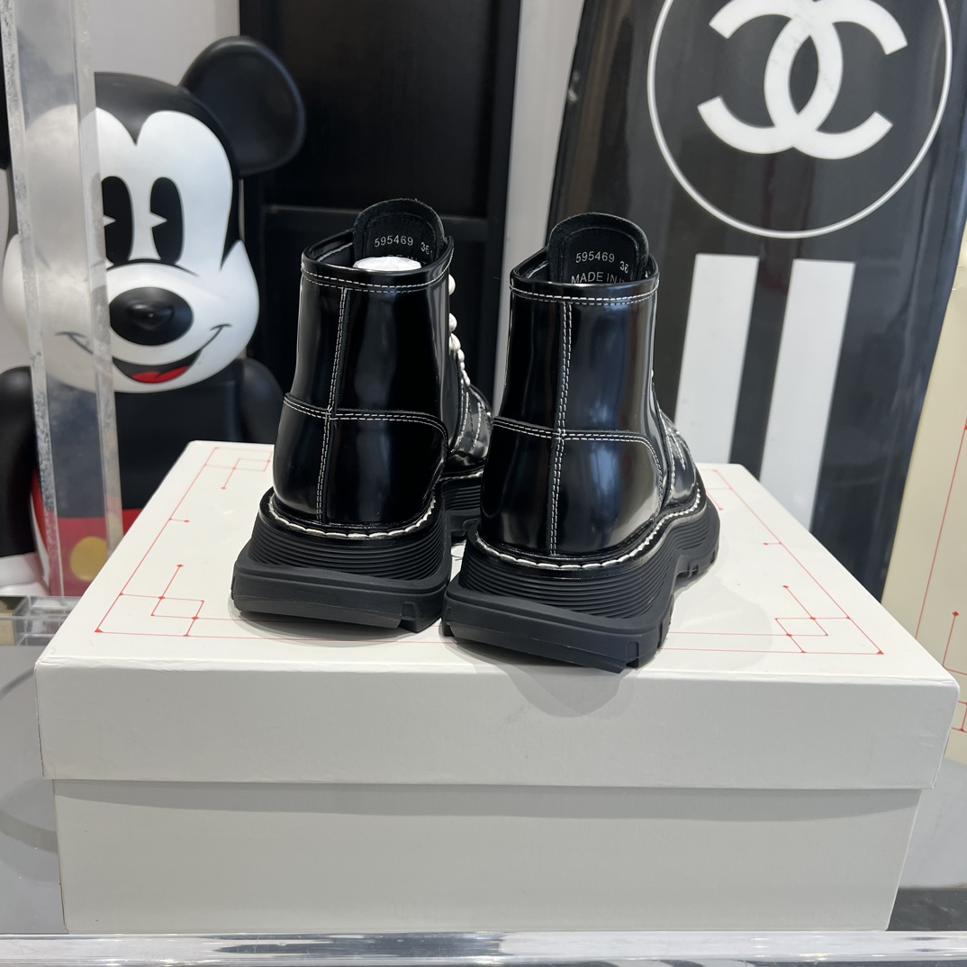 Alexander McQueen’s Classic Martin Boots: Celeb Favorite with Unique Features - 图片 9