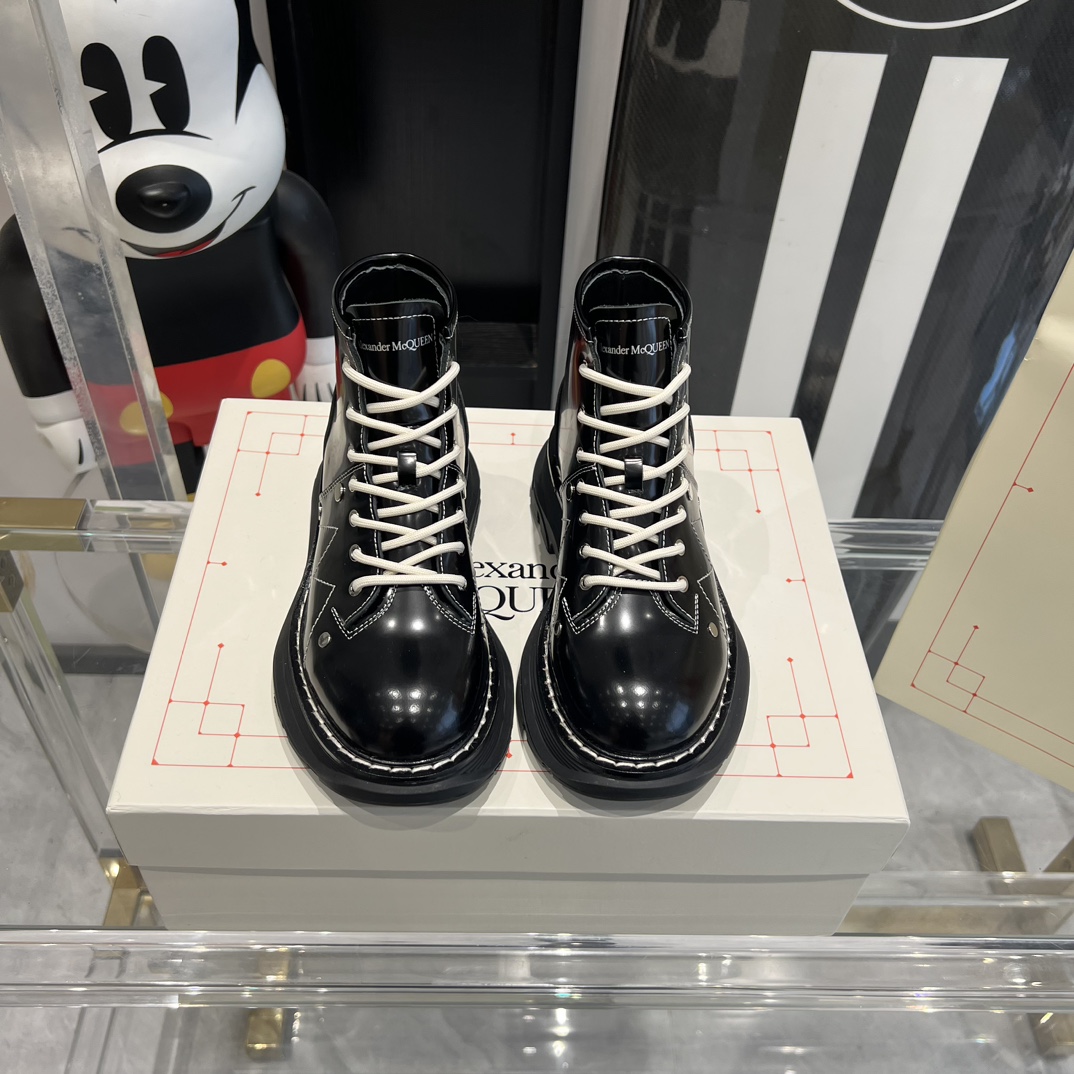 Alexander McQueen’s Classic Martin Boots: Celeb Favorite with Unique Features - 图片 1