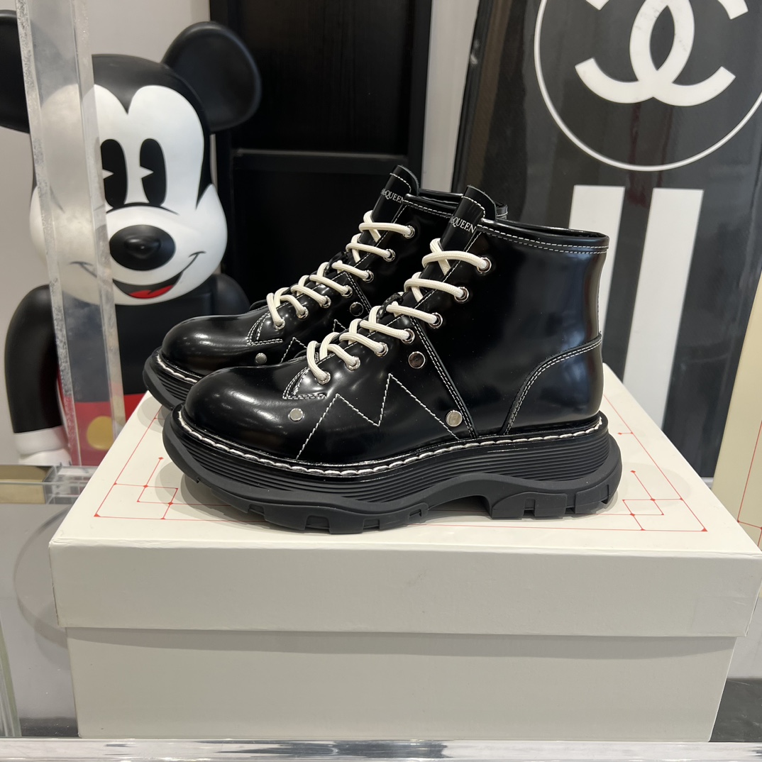 Alexander McQueen’s Classic Martin Boots: Celeb Favorite with Unique Features - 图片 2