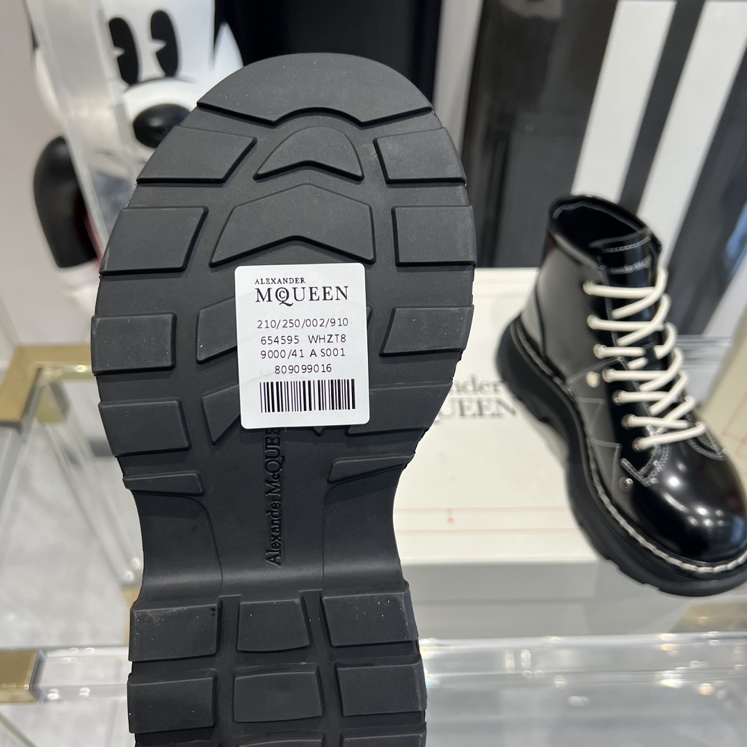 Alexander McQueen’s Classic Martin Boots: Celeb Favorite with Unique Features - 图片 6