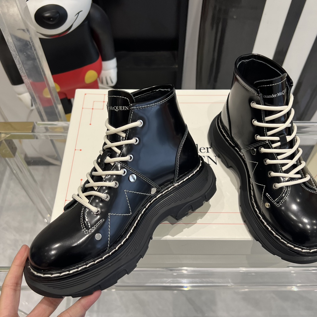 Alexander McQueen’s Classic Martin Boots: Celeb Favorite with Unique Features - 图片 4