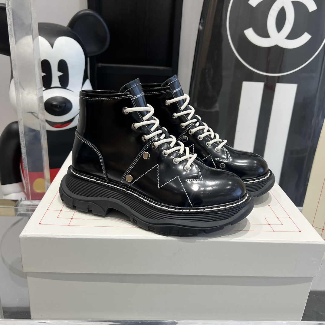 Alexander McQueen’s Classic Martin Boots: Celeb Favorite with Unique Features - 图片 3
