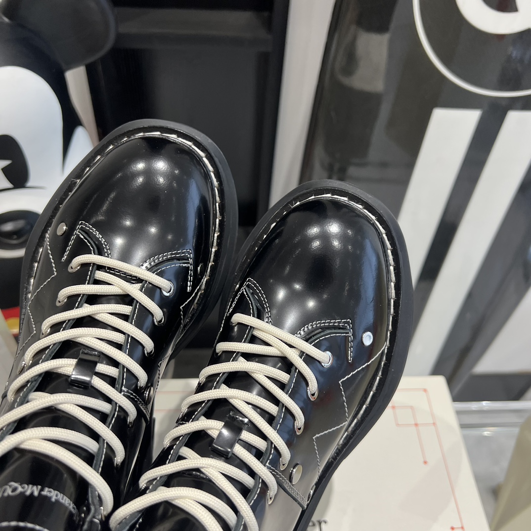 Alexander McQueen’s Classic Martin Boots: Celeb Favorite with Unique Features - 图片 8