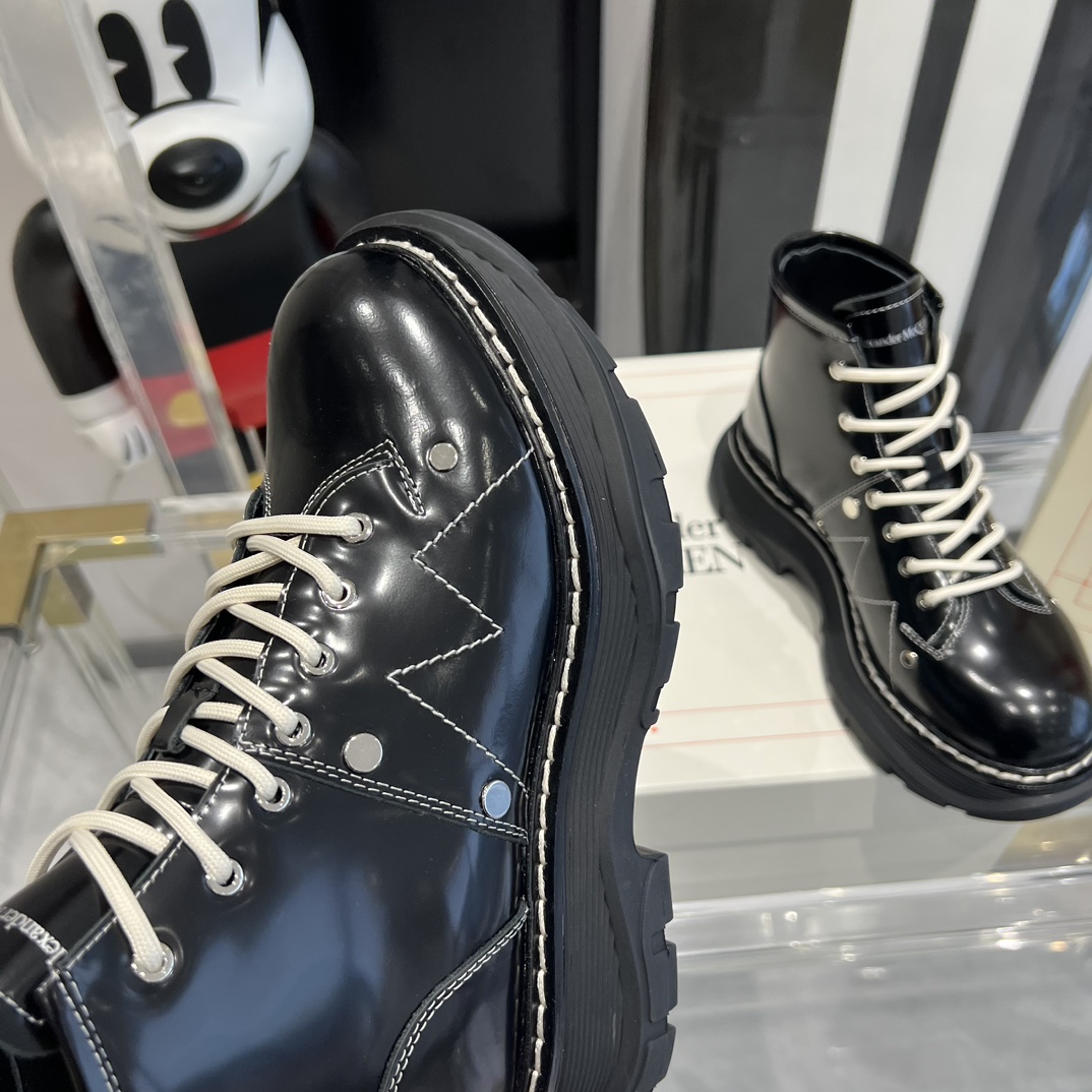 Alexander McQueen’s Classic Martin Boots: Celeb Favorite with Unique Features - 图片 7