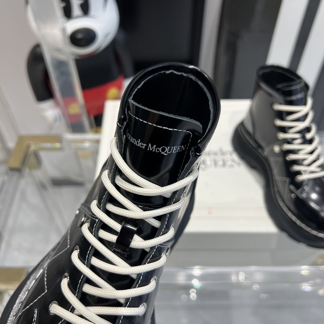 Alexander McQueen’s Classic Martin Boots: Celeb Favorite with Unique Features - 图片 5