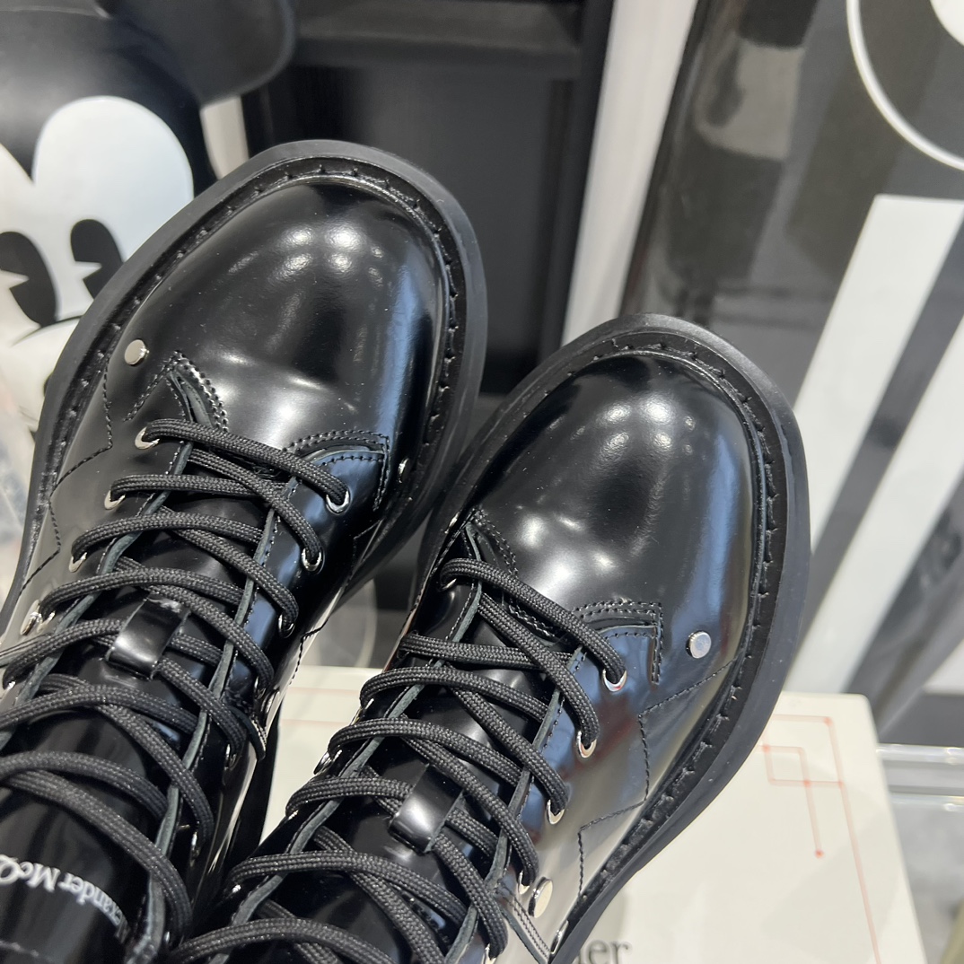 Celebrity Favorite: Alexander McQueen Thick Martin Boots with Unique Details - 图片 8