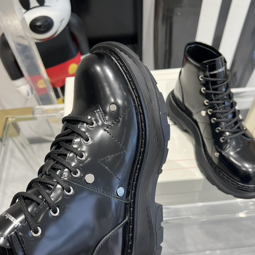 Celebrity Favorite: Alexander McQueen Thick Martin Boots with Unique Details - 图片 7