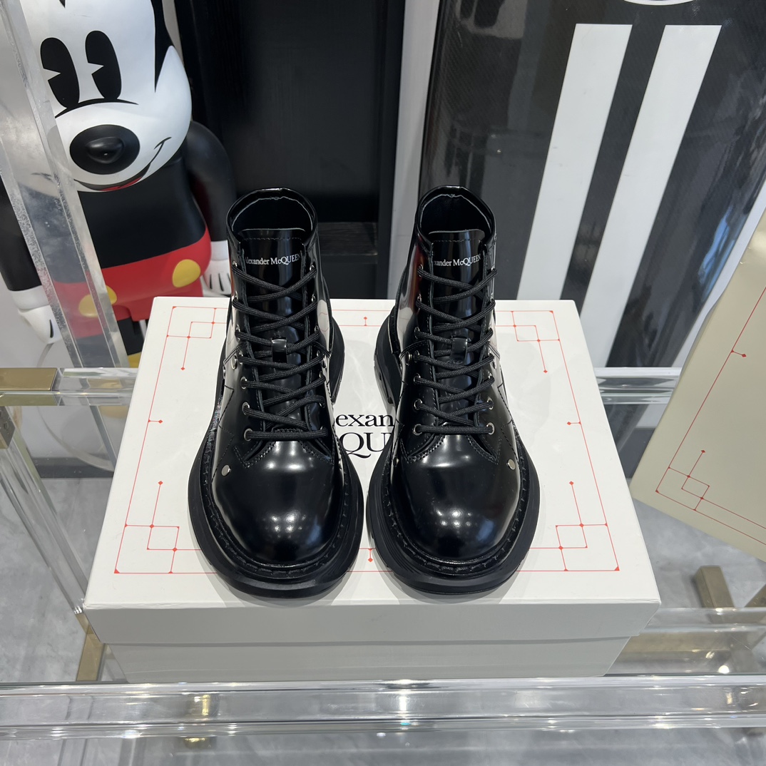 Celebrity Favorite: Alexander McQueen Thick Martin Boots with Unique Details - 图片 1