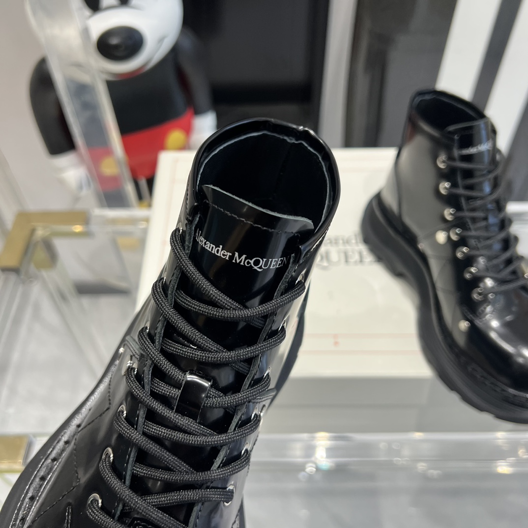 Celebrity Favorite: Alexander McQueen Thick Martin Boots with Unique Details - 图片 5