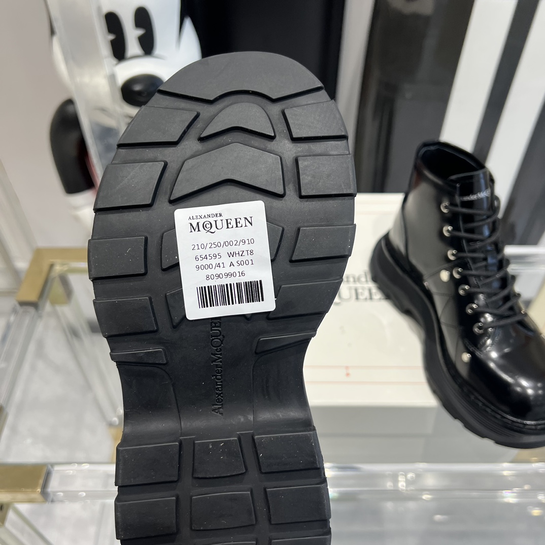 Celebrity Favorite: Alexander McQueen Thick Martin Boots with Unique Details - 图片 6
