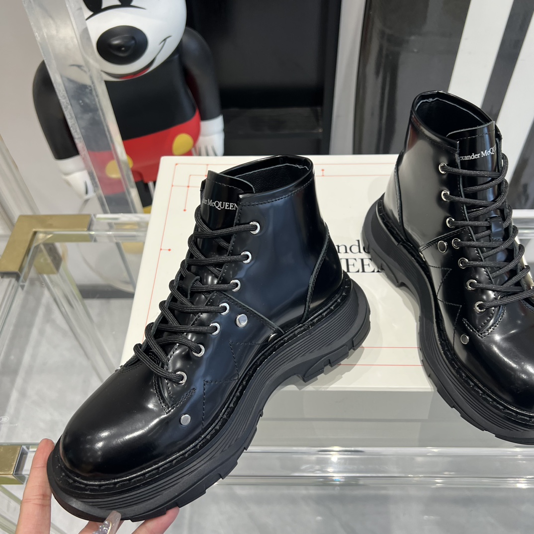 Celebrity Favorite: Alexander McQueen Thick Martin Boots with Unique Details - 图片 4