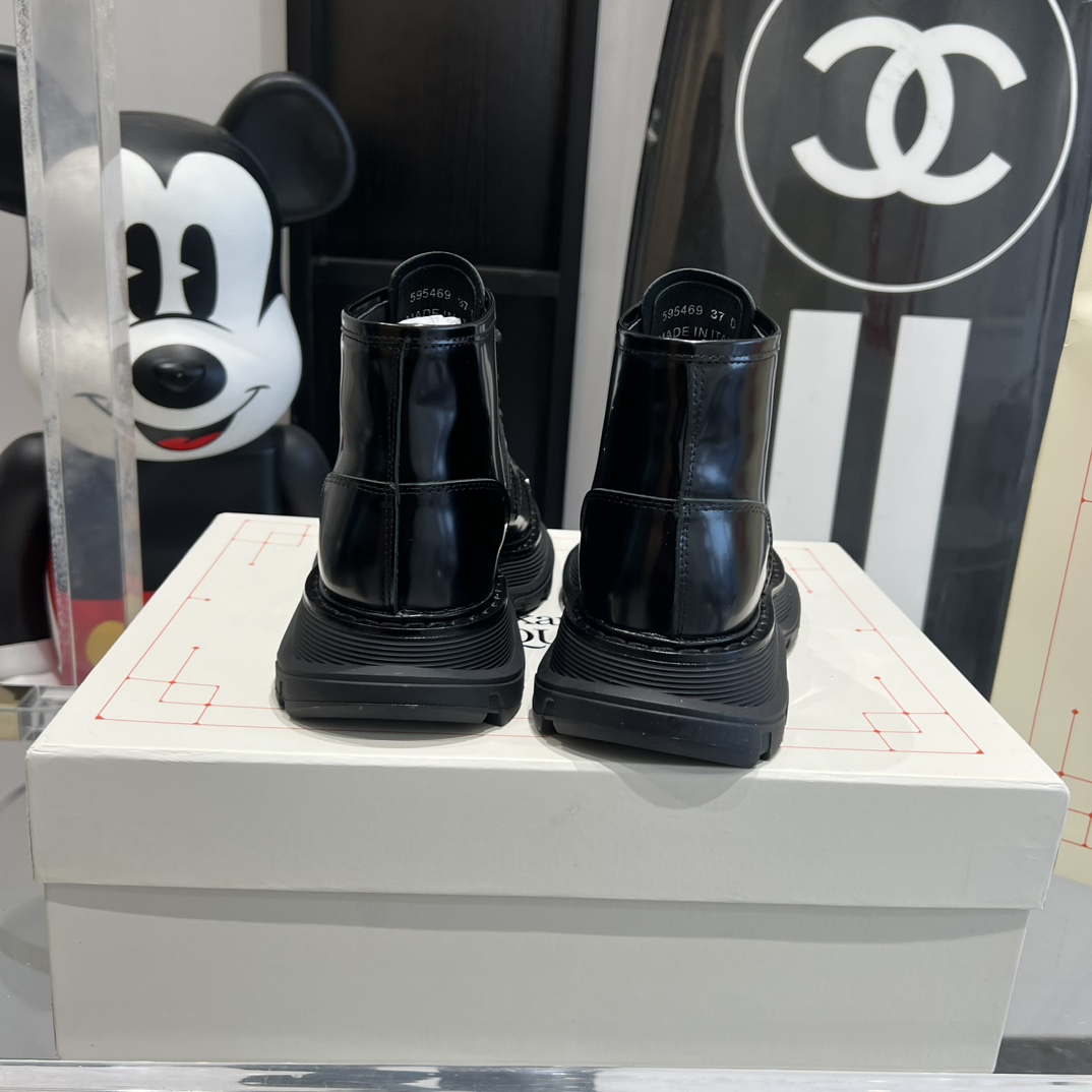 Celebrity Favorite: Alexander McQueen Thick Martin Boots with Unique Details - 图片 9