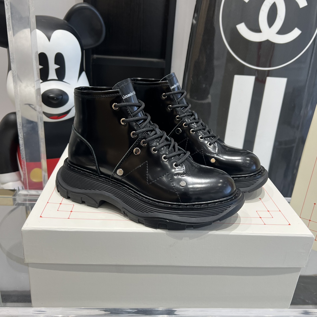 Celebrity Favorite: Alexander McQueen Thick Martin Boots with Unique Details - 图片 3