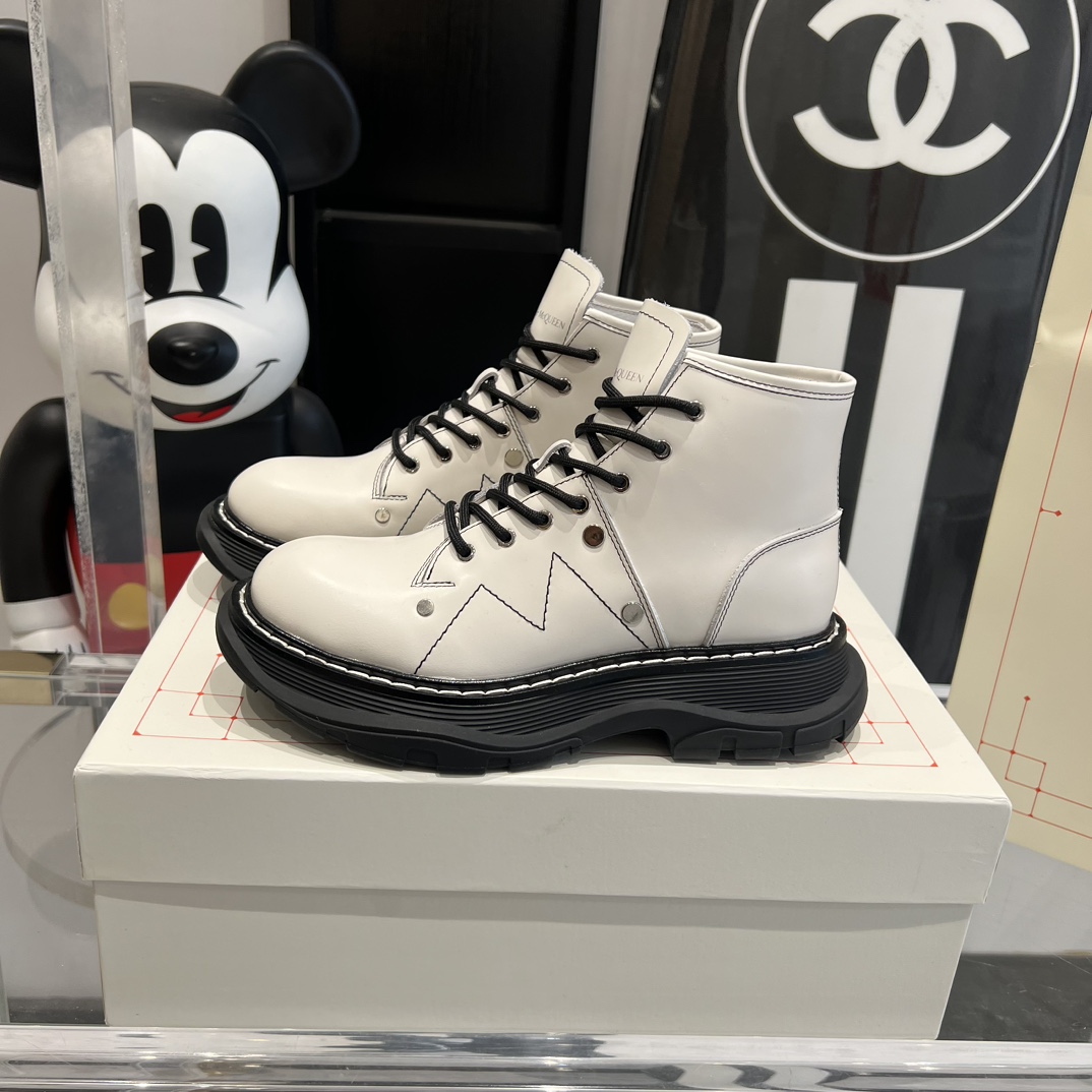 Celebrity Favorite: Alexander McQueen’s Classic Thick Martin Boots in Various Styles - 图片 2