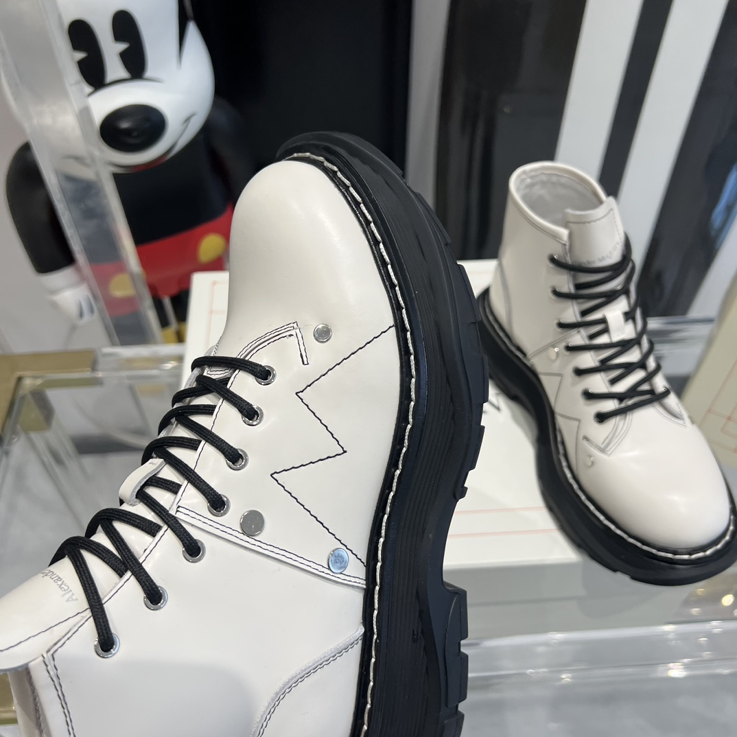 Celebrity Favorite: Alexander McQueen’s Classic Thick Martin Boots in Various Styles - 图片 7