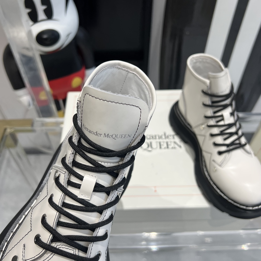 Celebrity Favorite: Alexander McQueen’s Classic Thick Martin Boots in Various Styles - 图片 5