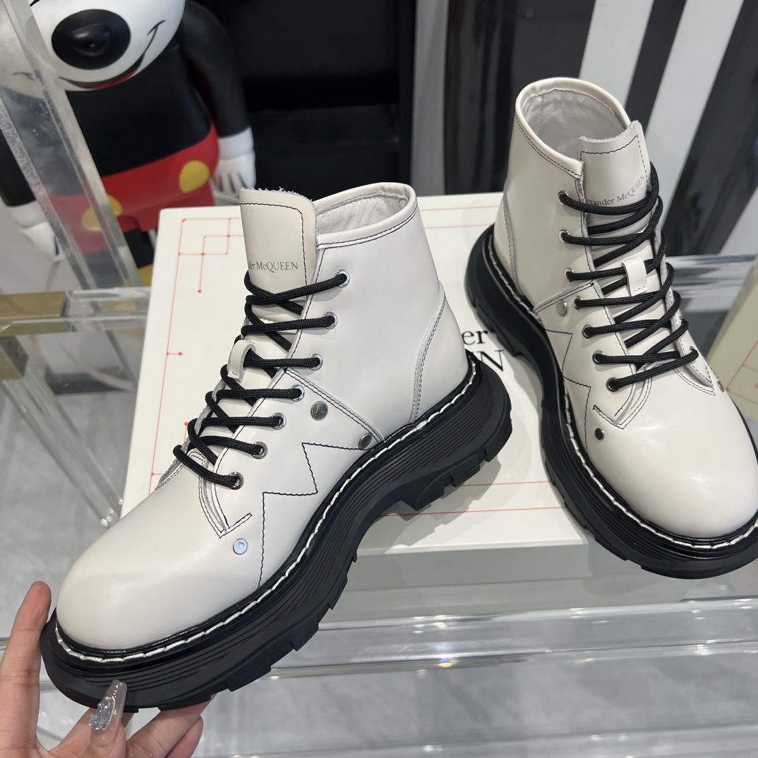 Celebrity Favorite: Alexander McQueen’s Classic Thick Martin Boots in Various Styles - 图片 4