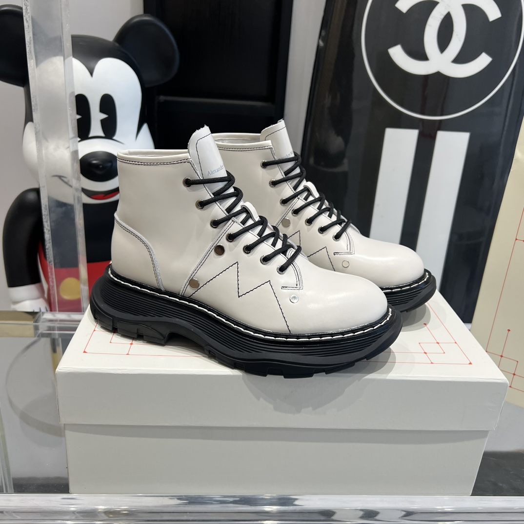Celebrity Favorite: Alexander McQueen’s Classic Thick Martin Boots in Various Styles - 图片 3